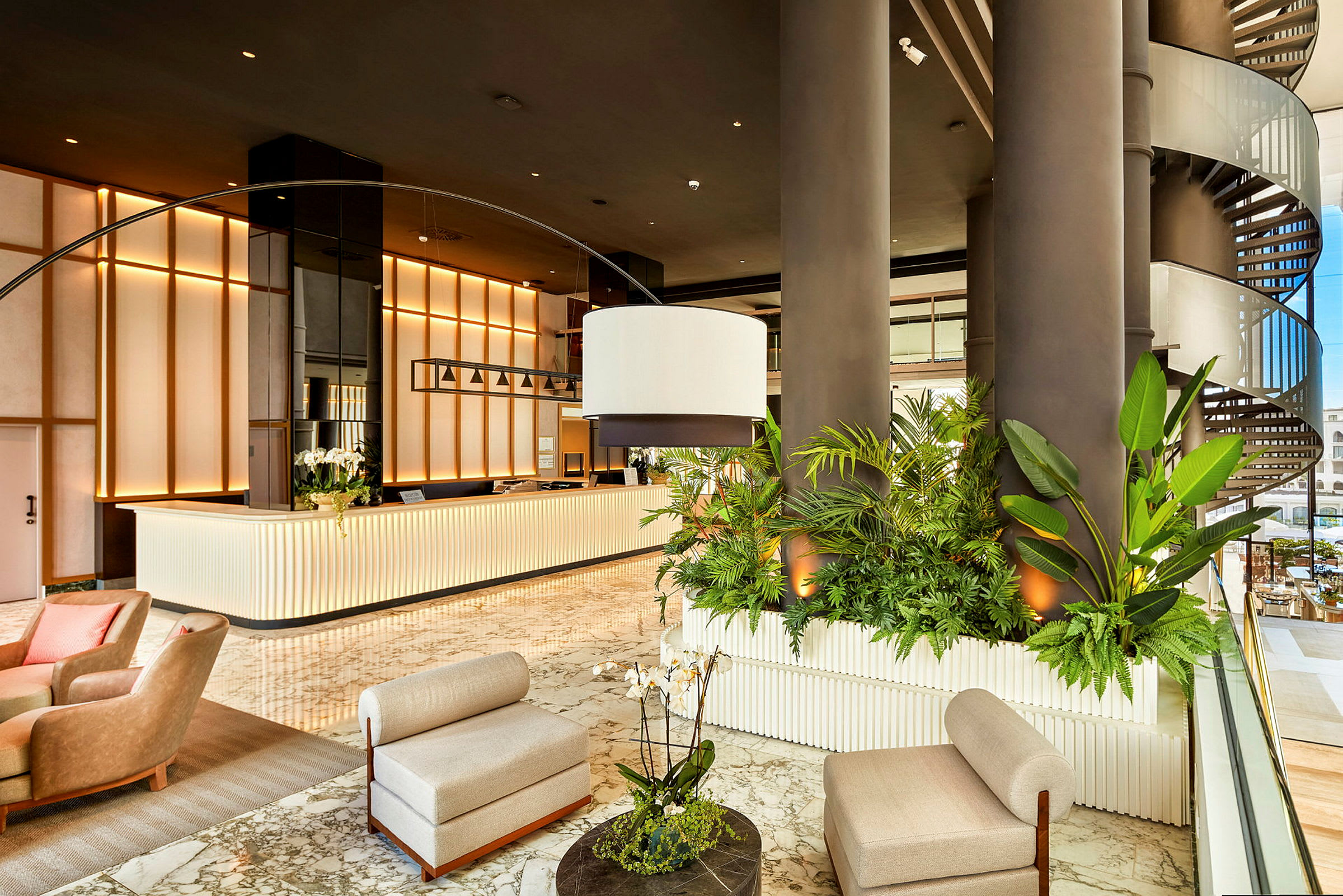 Lys hotellobby med resepsjon, grønne planter og sittemøbler. (AI-generert tekst)