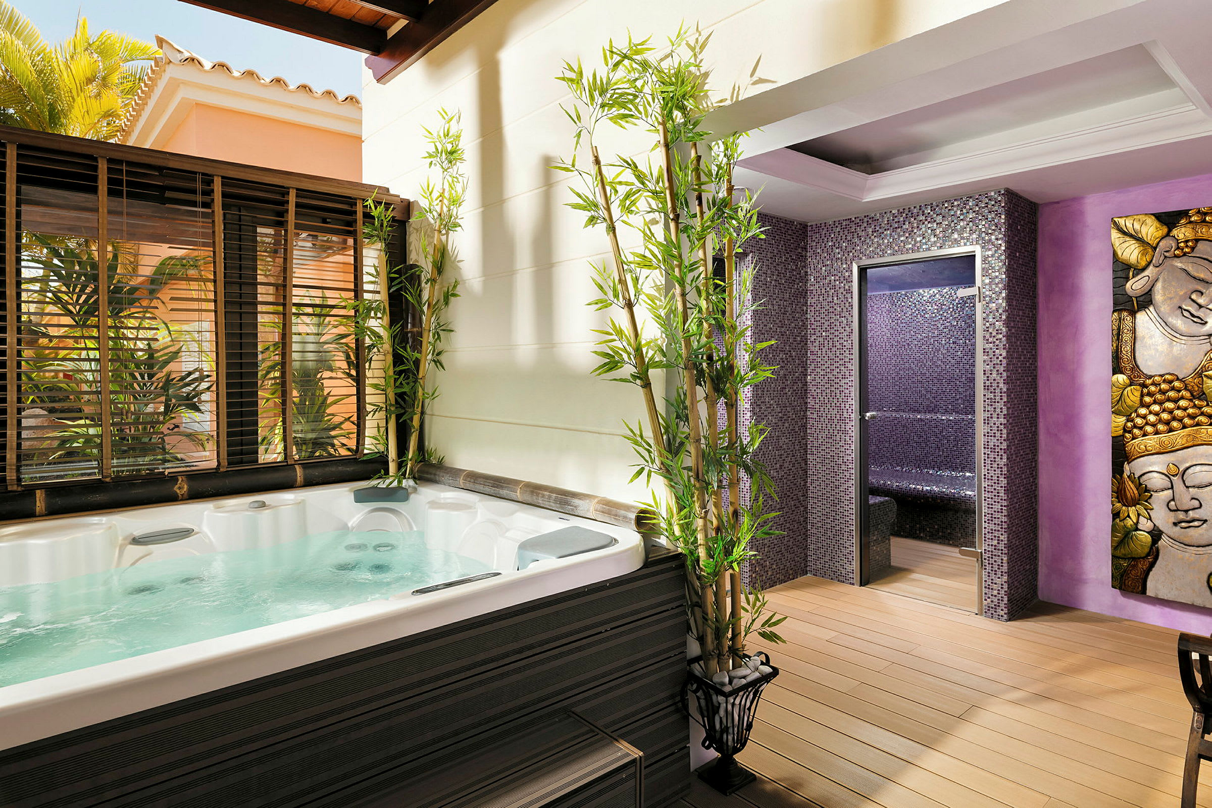 En luksuriøs spa-avdeling med boblebad, bambusinnredning og en byste skildrer et elegant og avslappende område. (AI-generert tekst)