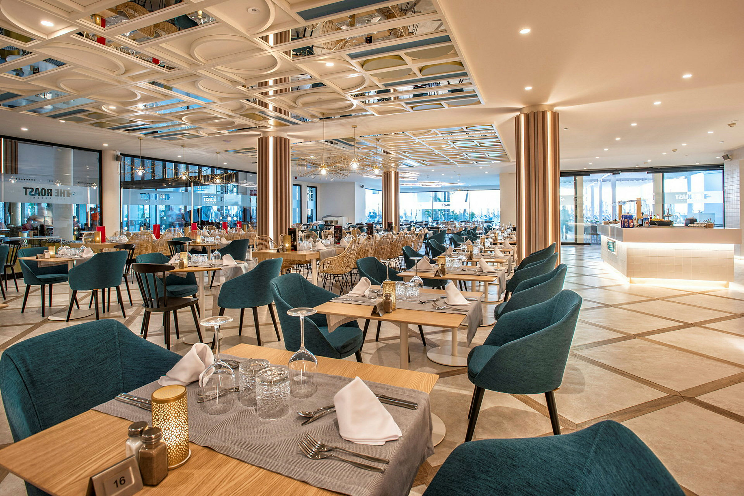 En restaurant med bord og stoler dekket til. (AI-generert tekst)