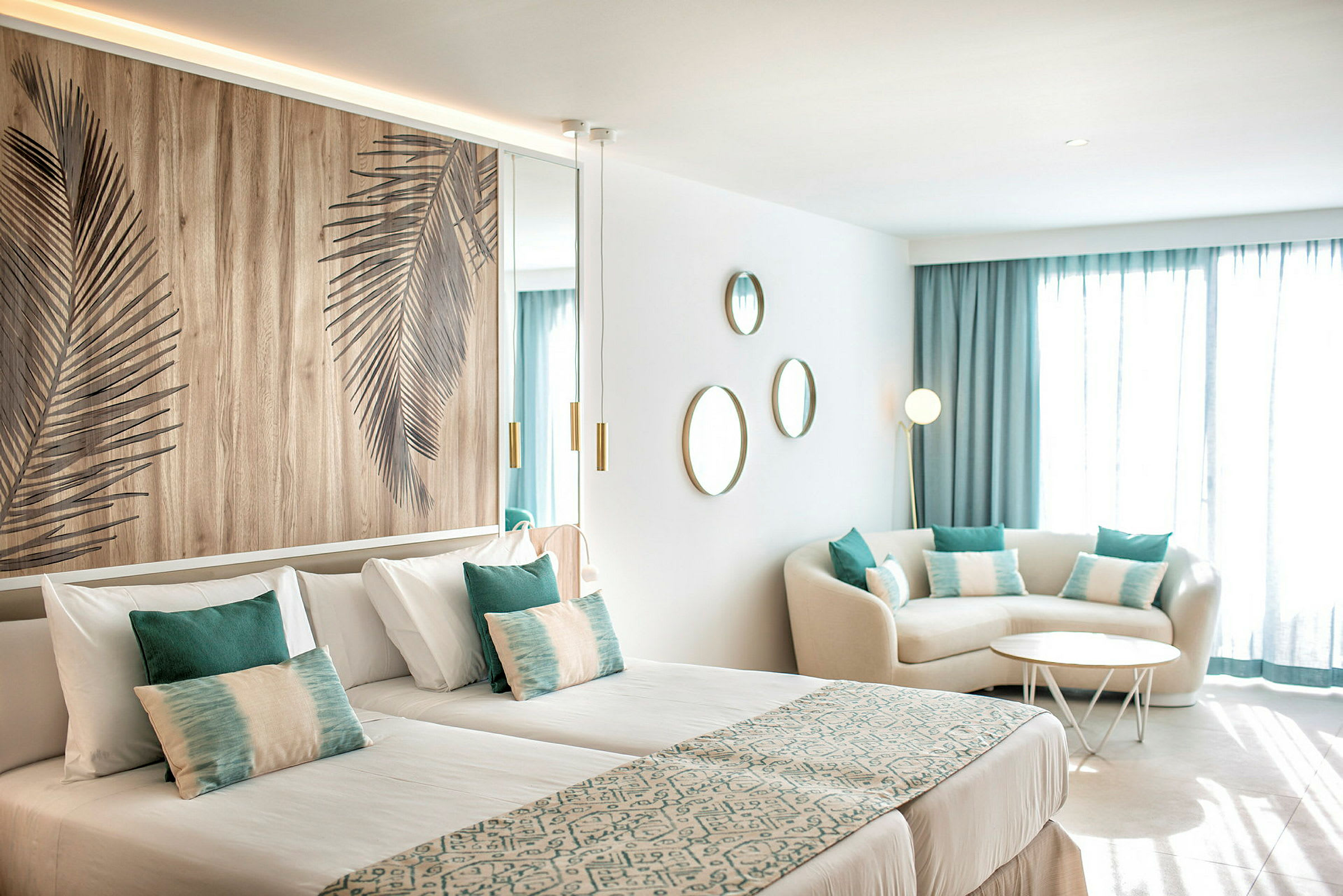 Et moderne hotellrom med to enkeltsenger, sittegruppe og dekorasjoner. (AI-generert tekst)