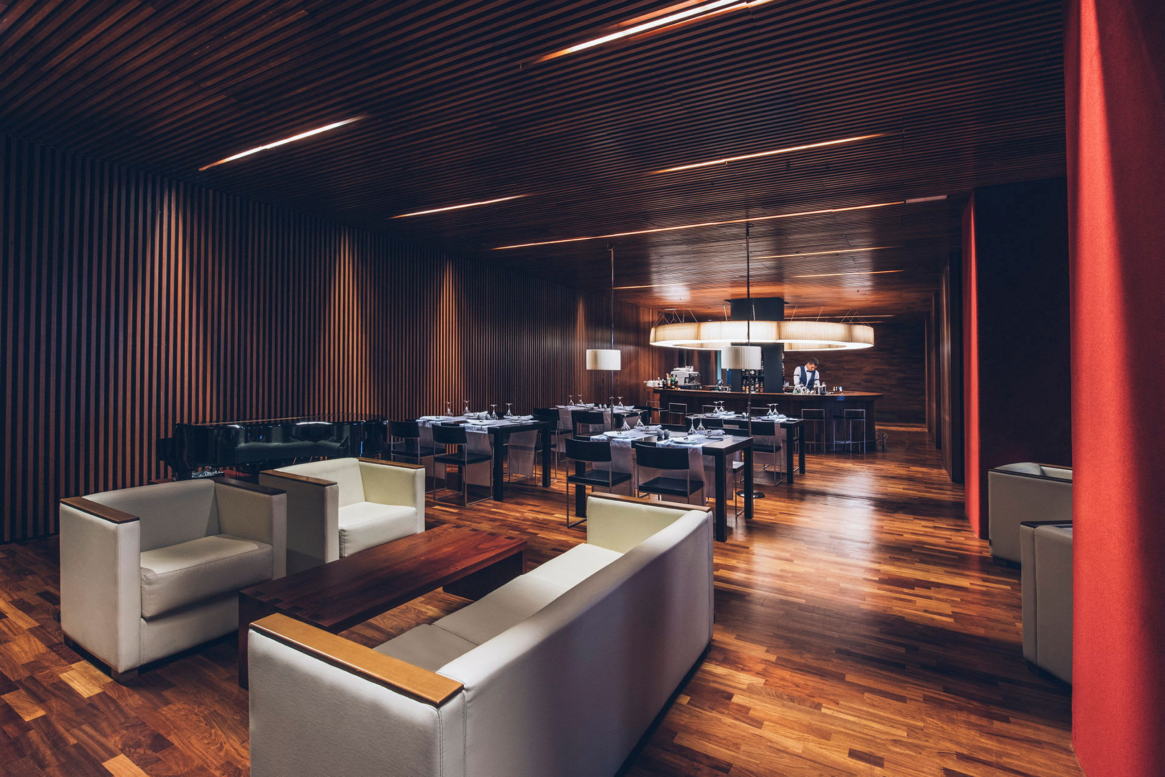 En elegant restaurant med moderne innredning og komfortable sittegrupper. (AI-generert tekst)