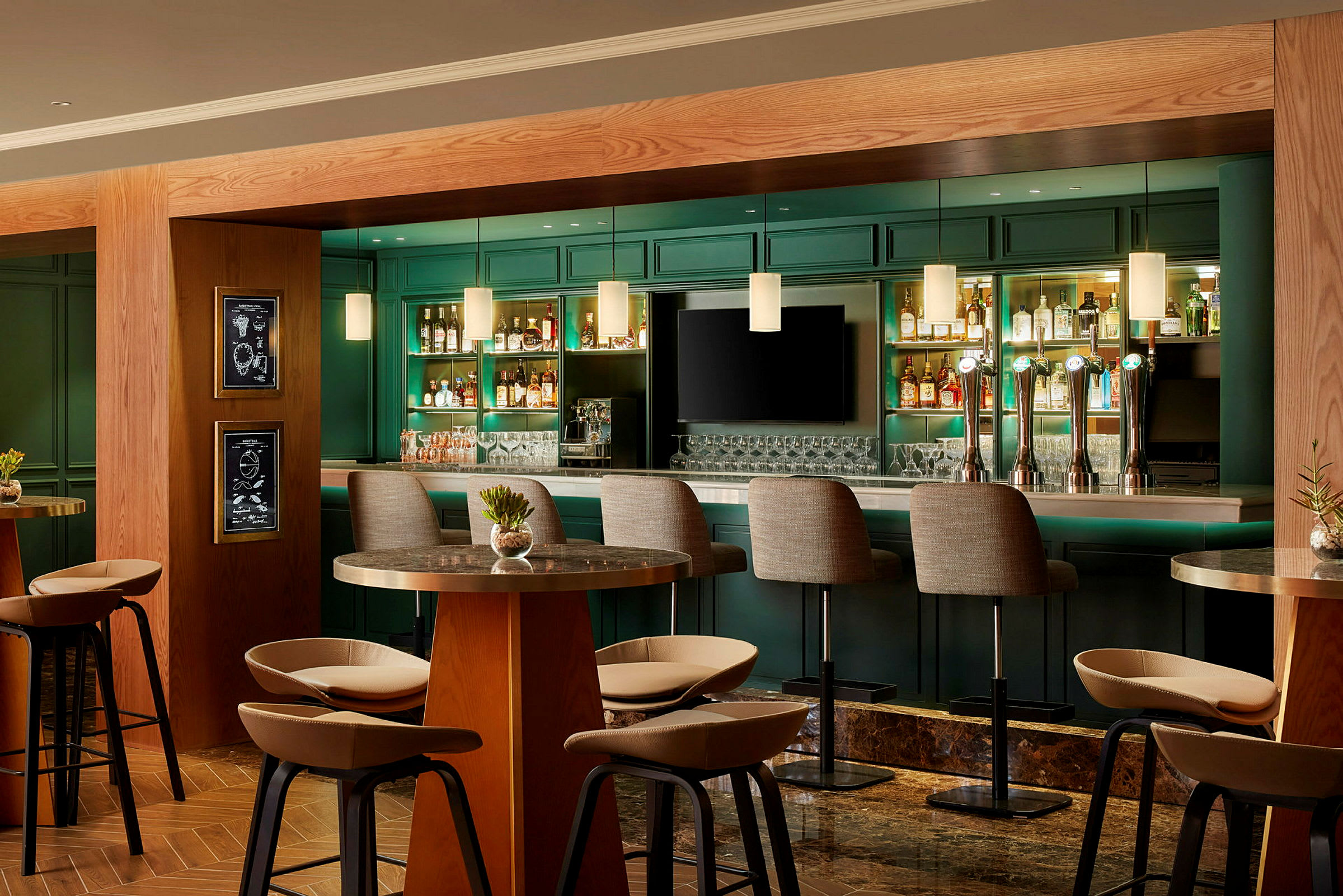 Interiør av en moderne bar med sitteplasser og en godt utstyrt bakhylle. (AI-generert tekst)