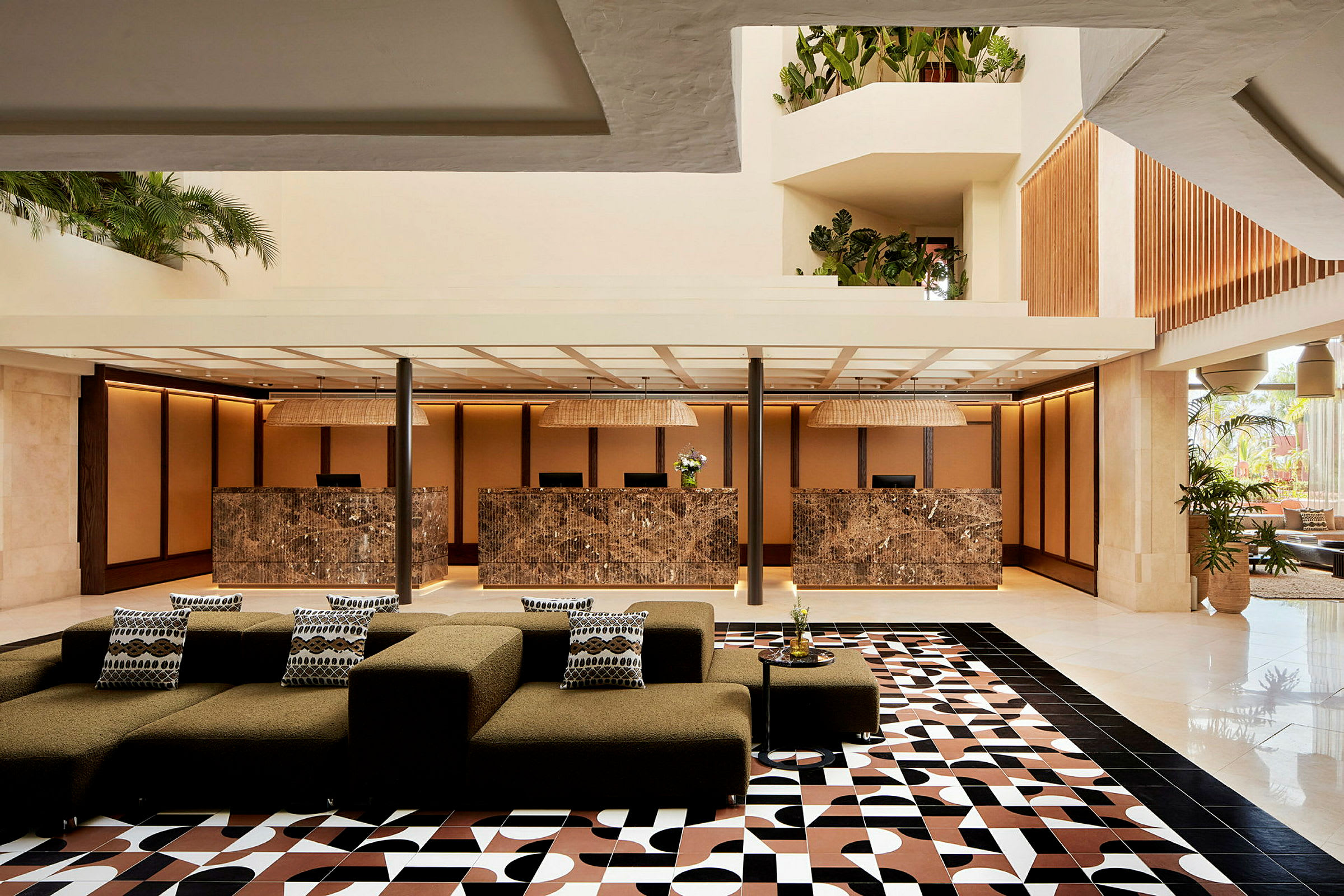 Hotellobby med marmordisker og moderne interiør. (AI-generert tekst)
