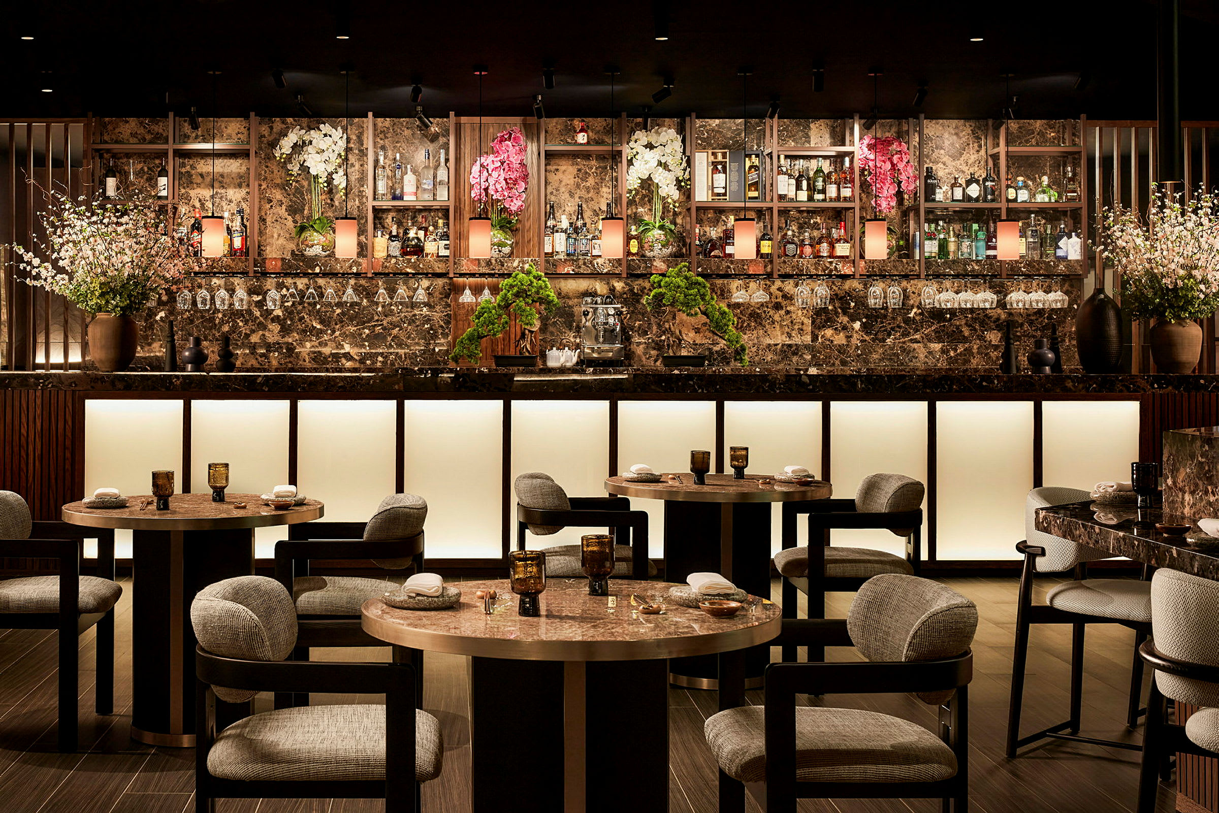 En elegant restaurant med marmordekor og borddekorasjon. (AI-generert tekst)