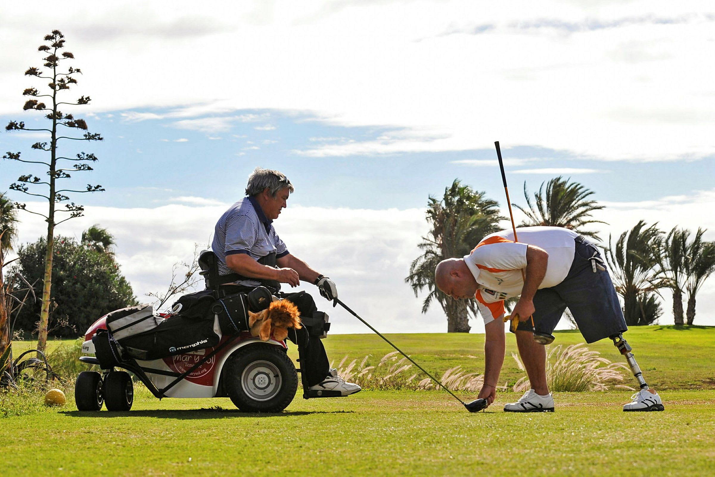 To personer spiller golf, en sitter i en golfvogn og en annen bøyer seg ned på plenen med en golfkølle. (AI-generert tekst)