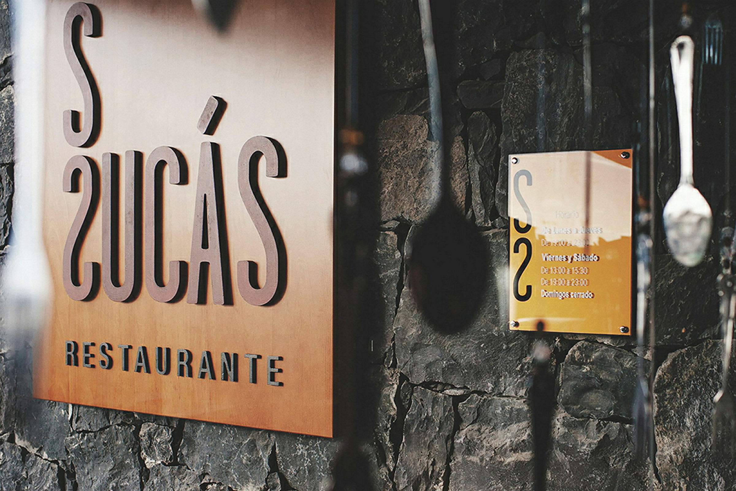 Skilt ved restauranten Sucás montert på en vegg. (AI-generert tekst)