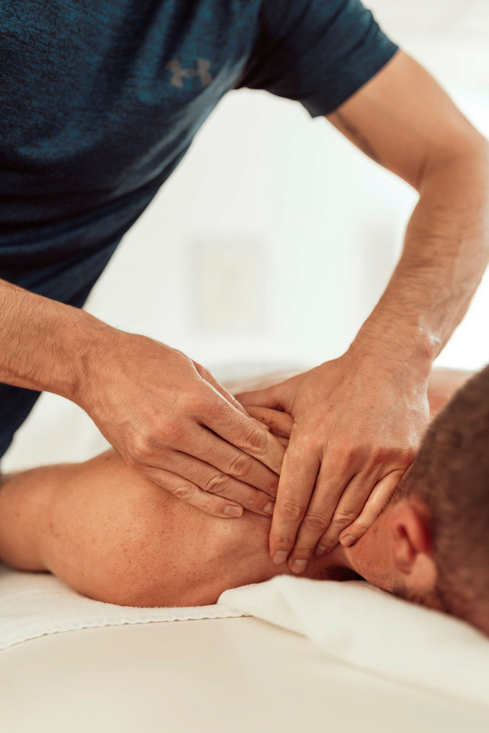 En person får massasje på nakken og skuldrene. (AI-generert tekst)
