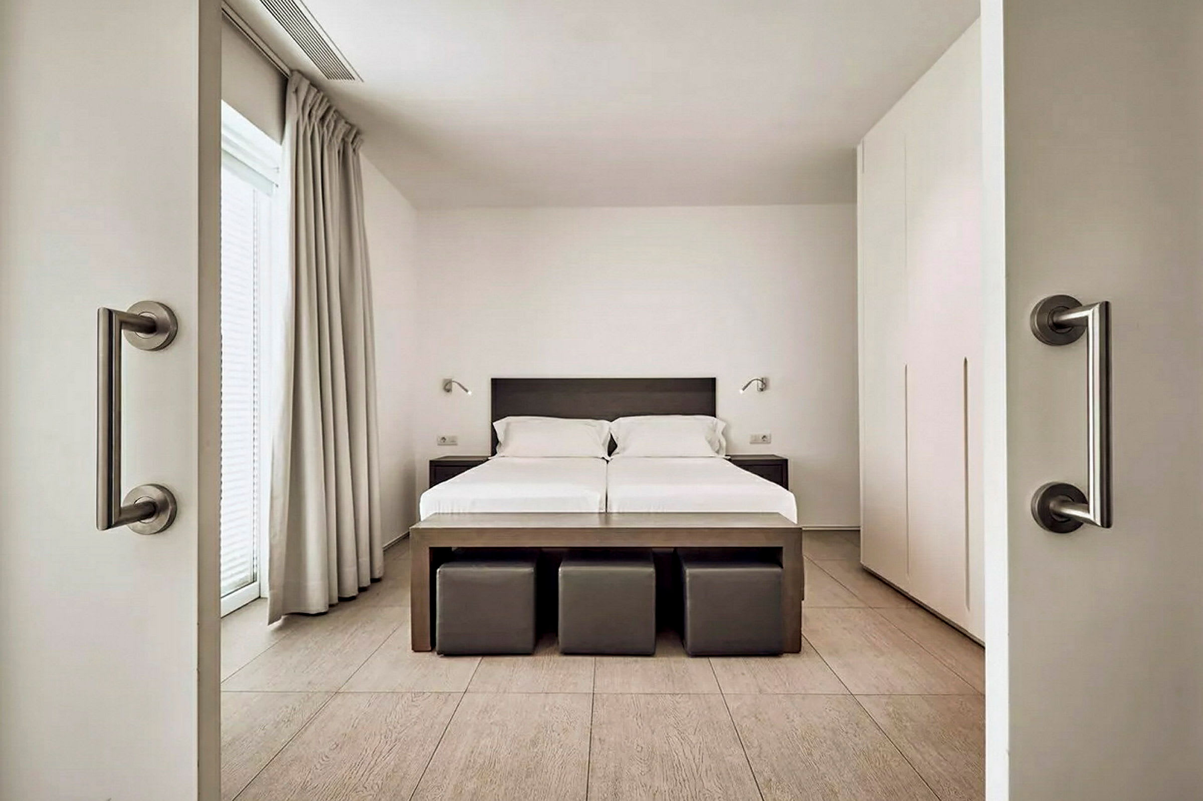Et hotellrom med en dobbeltseng og moderne interiør. (AI-generert tekst)