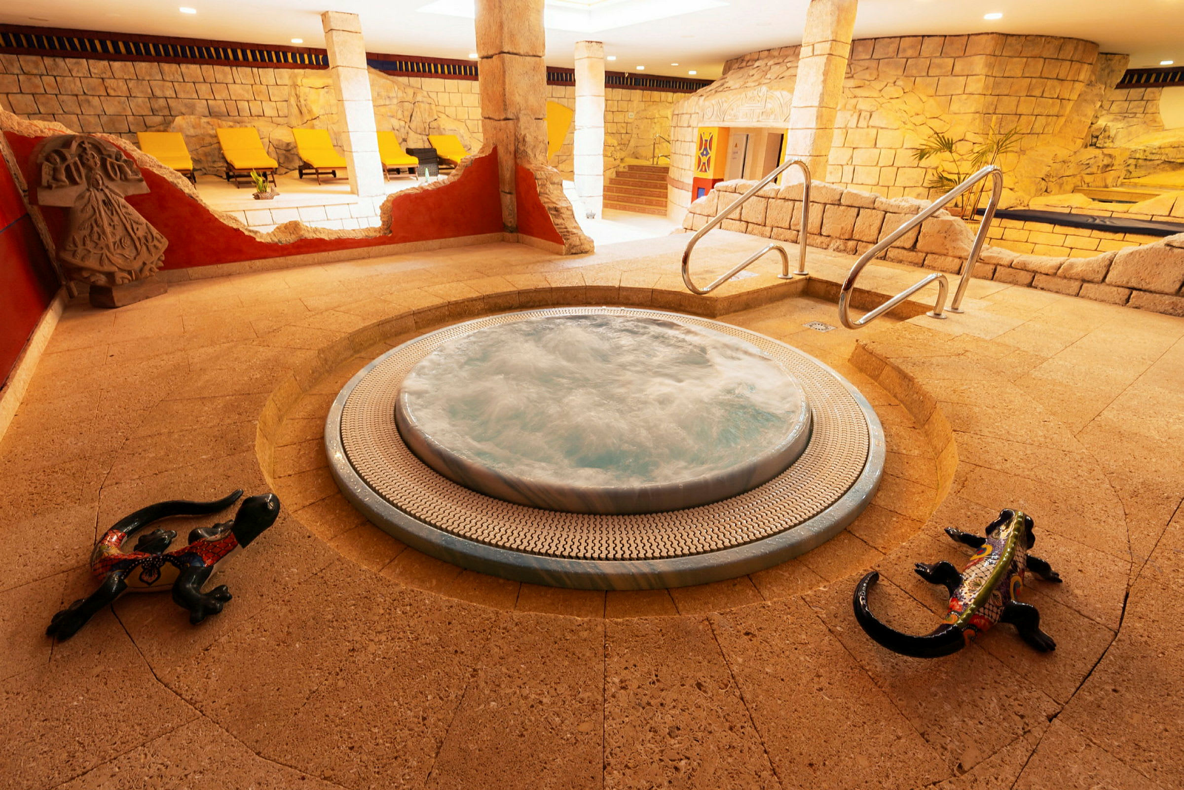 Et innendørs spa med boblebad, omgitt av varm interiør og kunstneriske dekorasjoner. (AI-generert tekst)