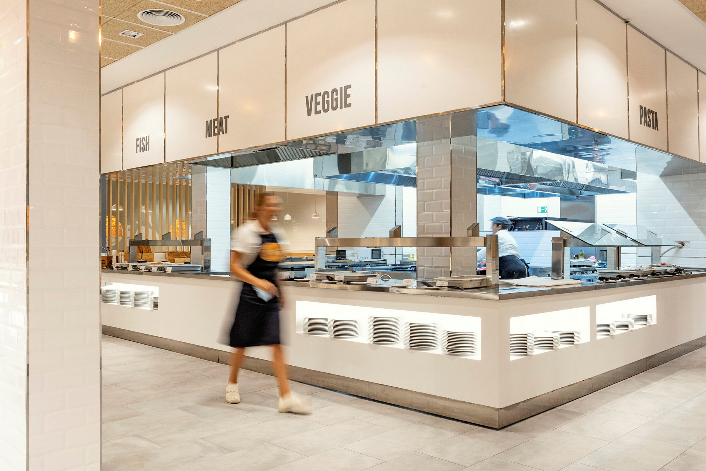 Bufféområde med forskjellige matstasjoner. Skiltet angir kategorier som fisk, kjøtt, vegetarisk og pasta. (AI-generert tekst)