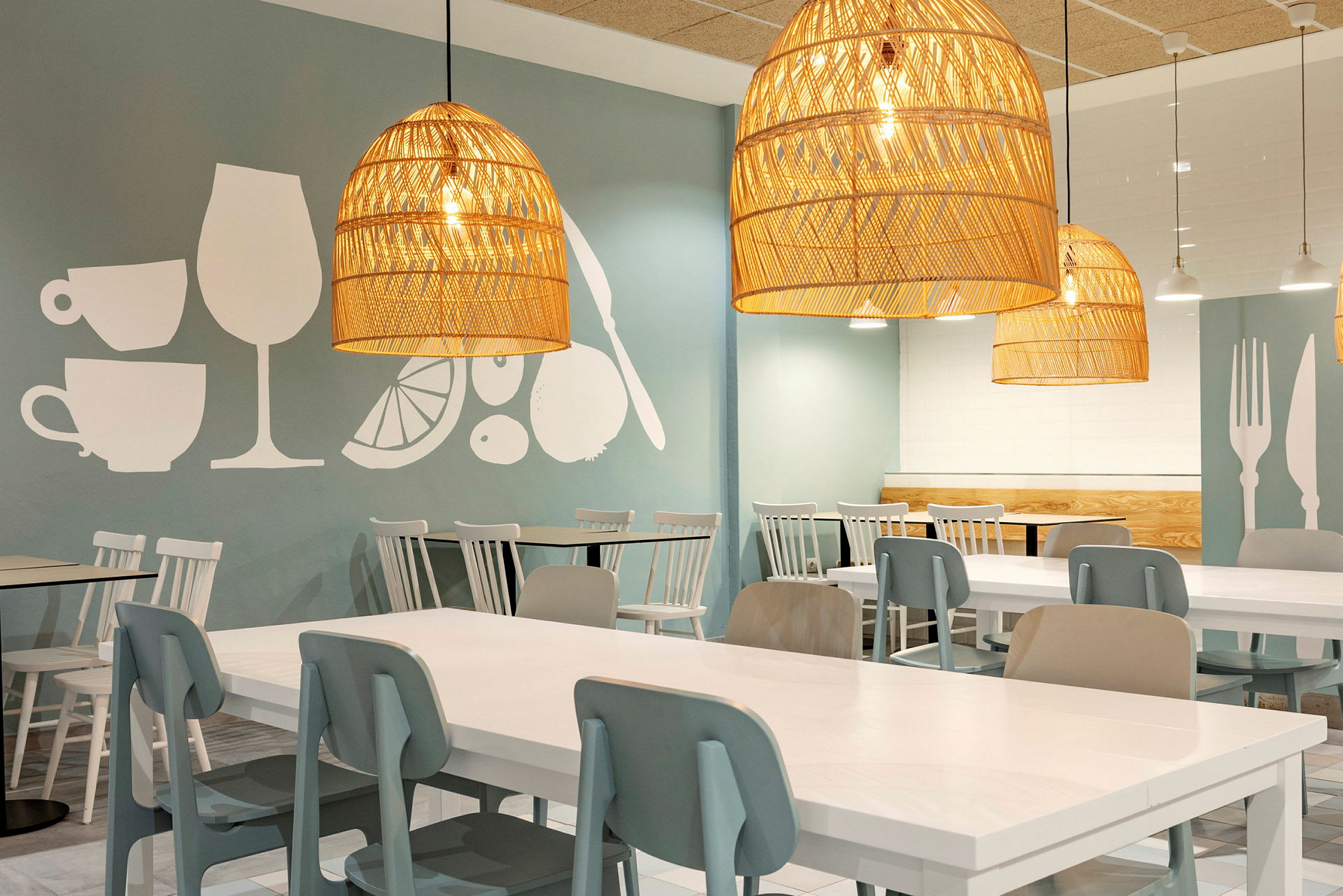 Moderne bord og stoler i en restaurant med store lamper. (AI-generert tekst)