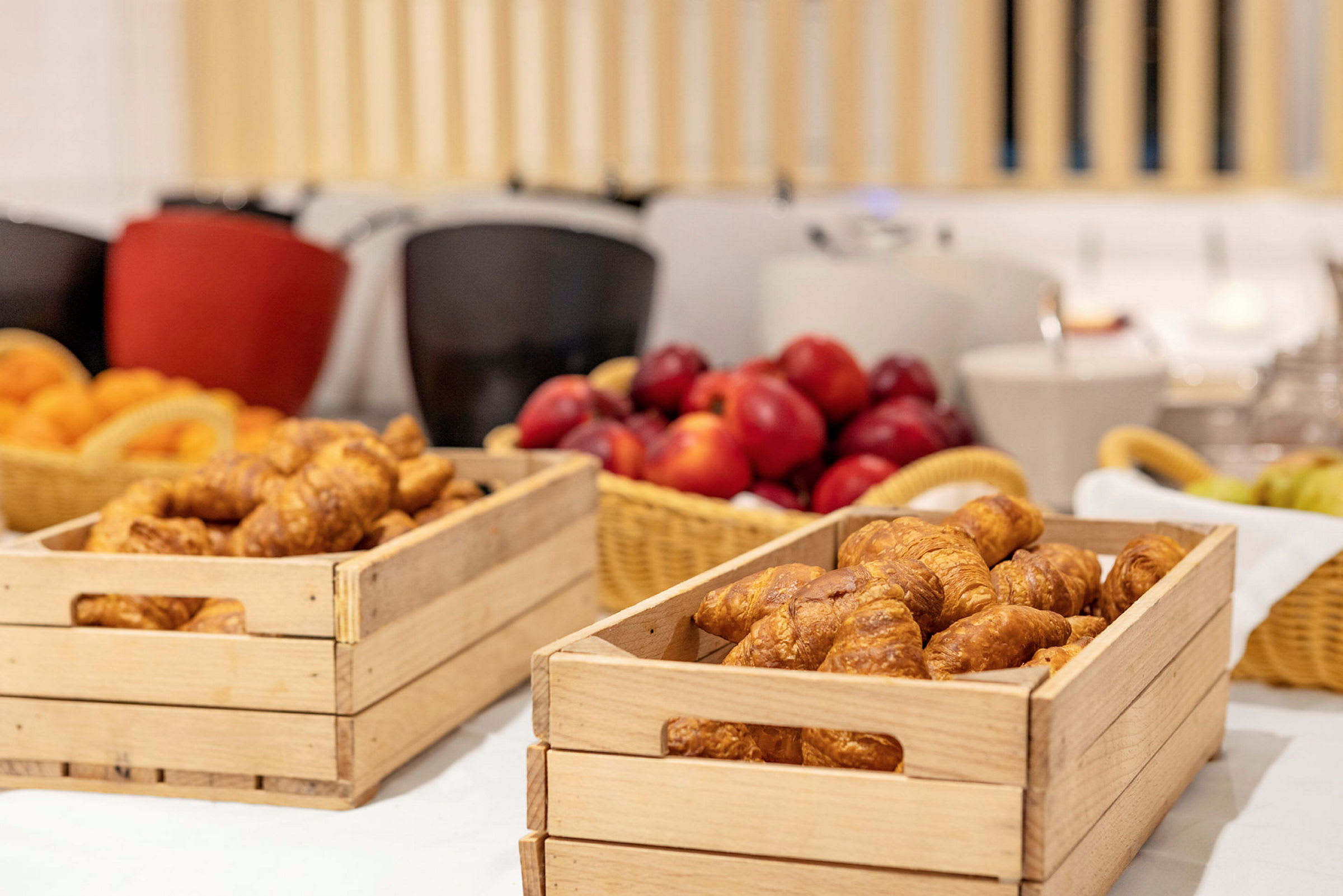Trelag med croissanter og frukt på et bord. (AI-generert tekst)