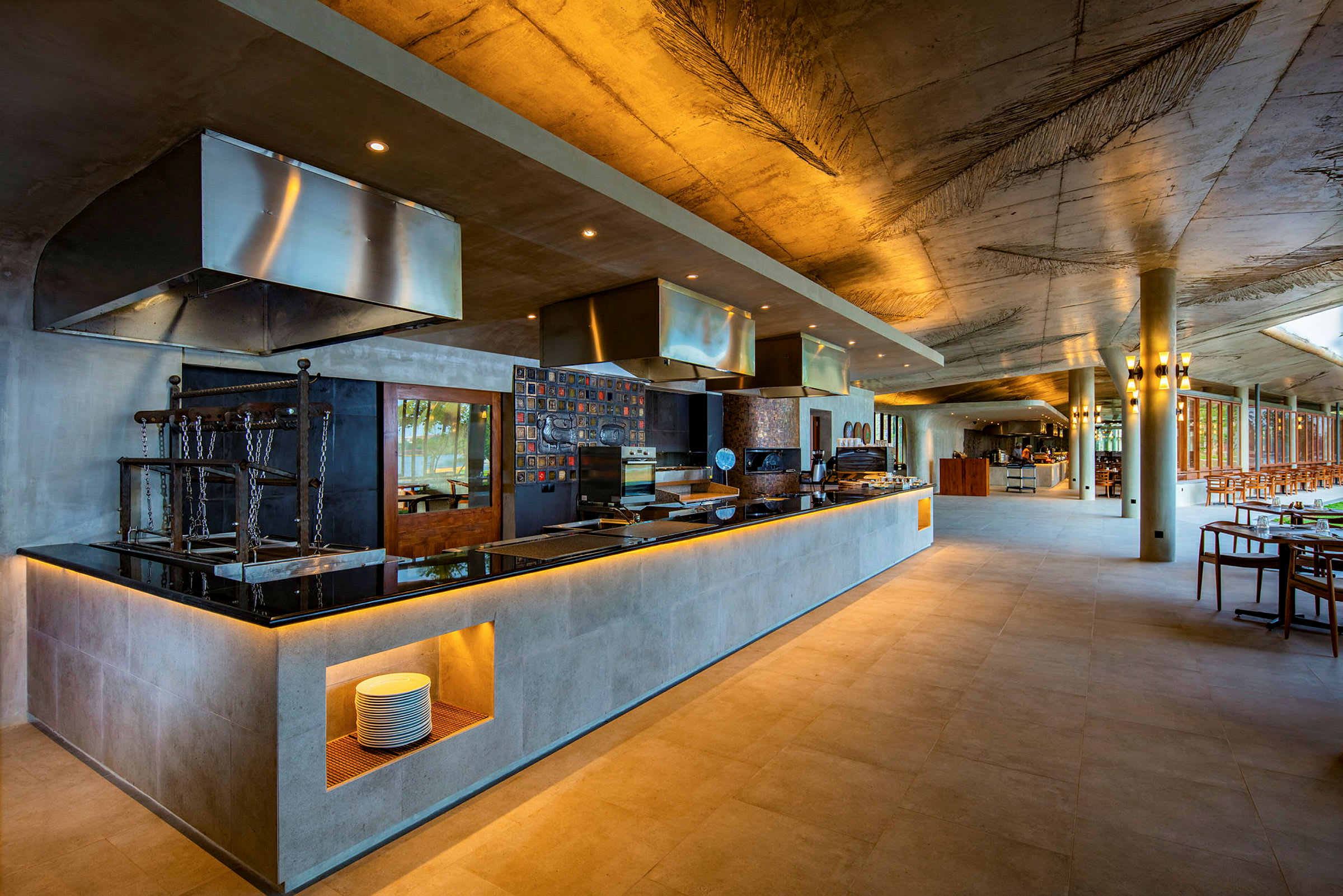 En moderne restaurant med et åpent kjøkken og elegant interiør. (AI-generert tekst)