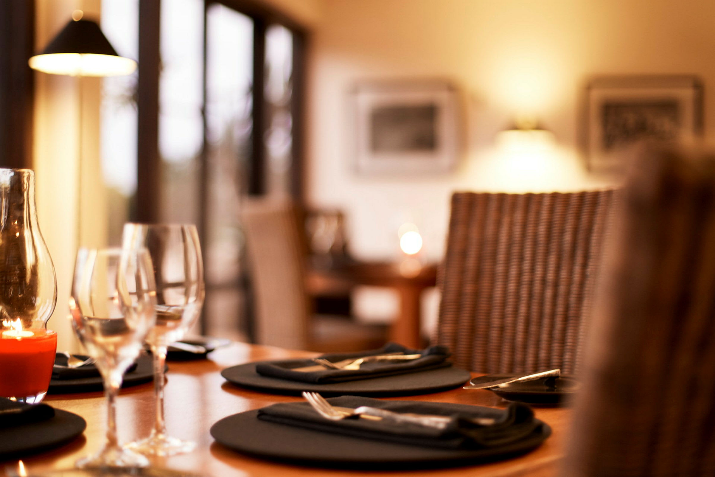 Et bilde av et oppdekket restaurantbord med glass og tallerkener. (AI-generert tekst)