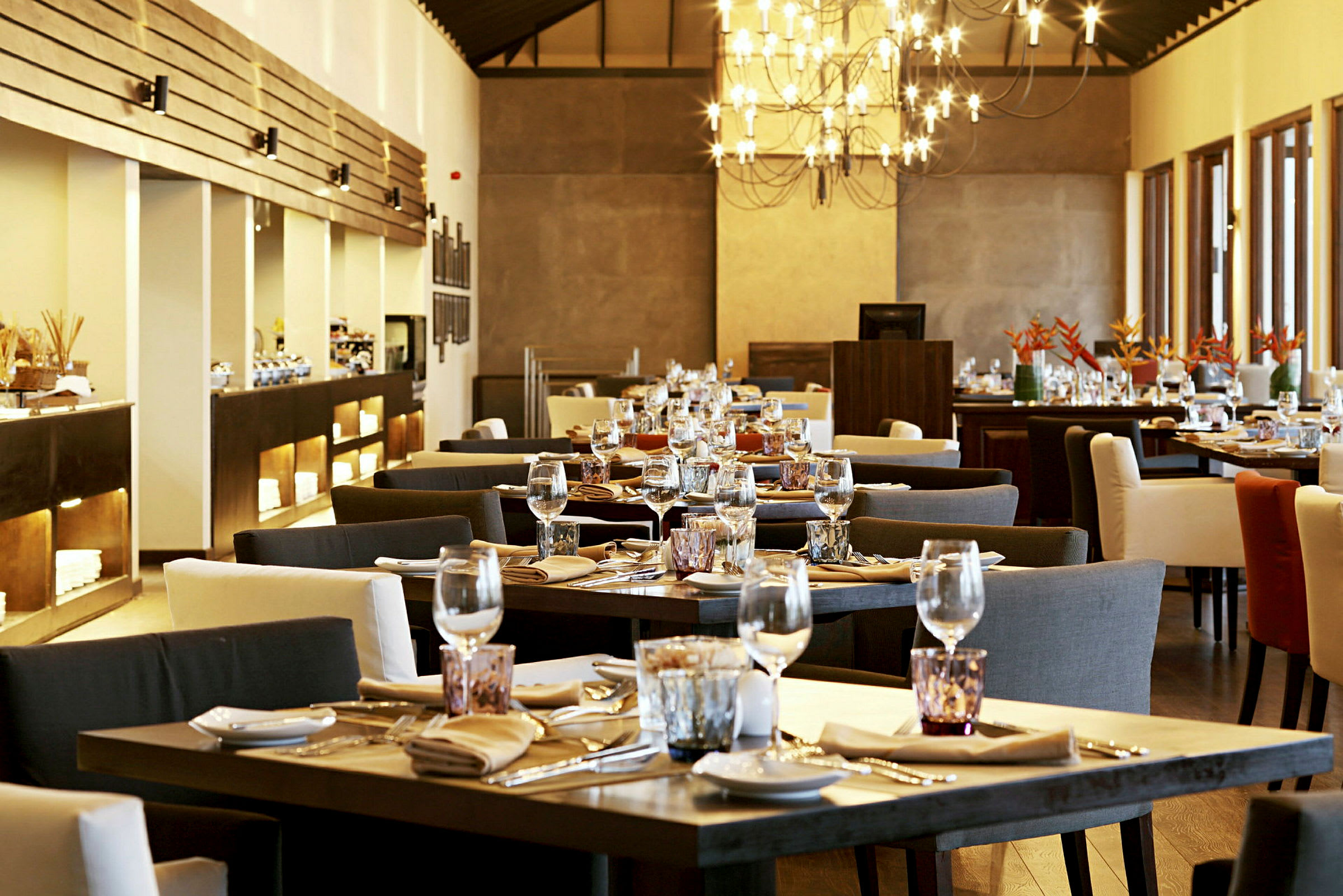 En elegant restaurant med dekkede bord og en lysekrone. (AI-generert tekst)