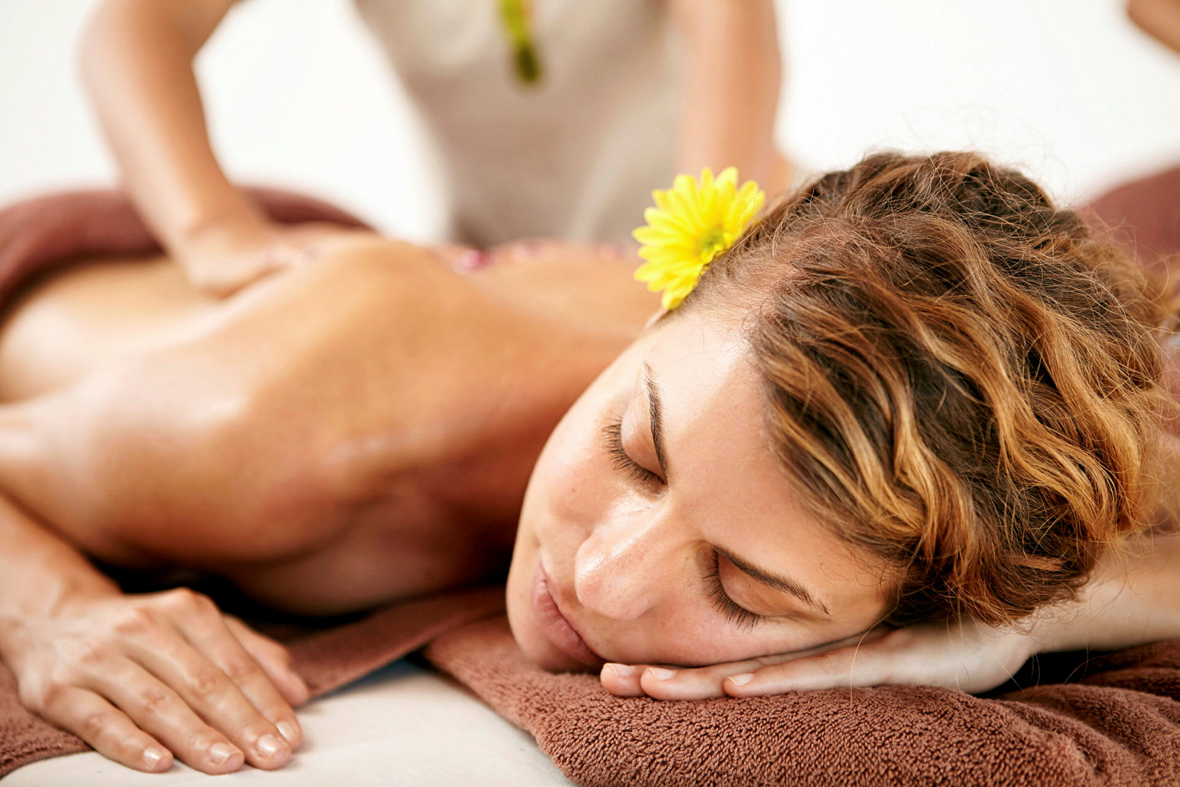 En person får en ryggmassasje på en spa-anlegg. (AI-generert tekst)