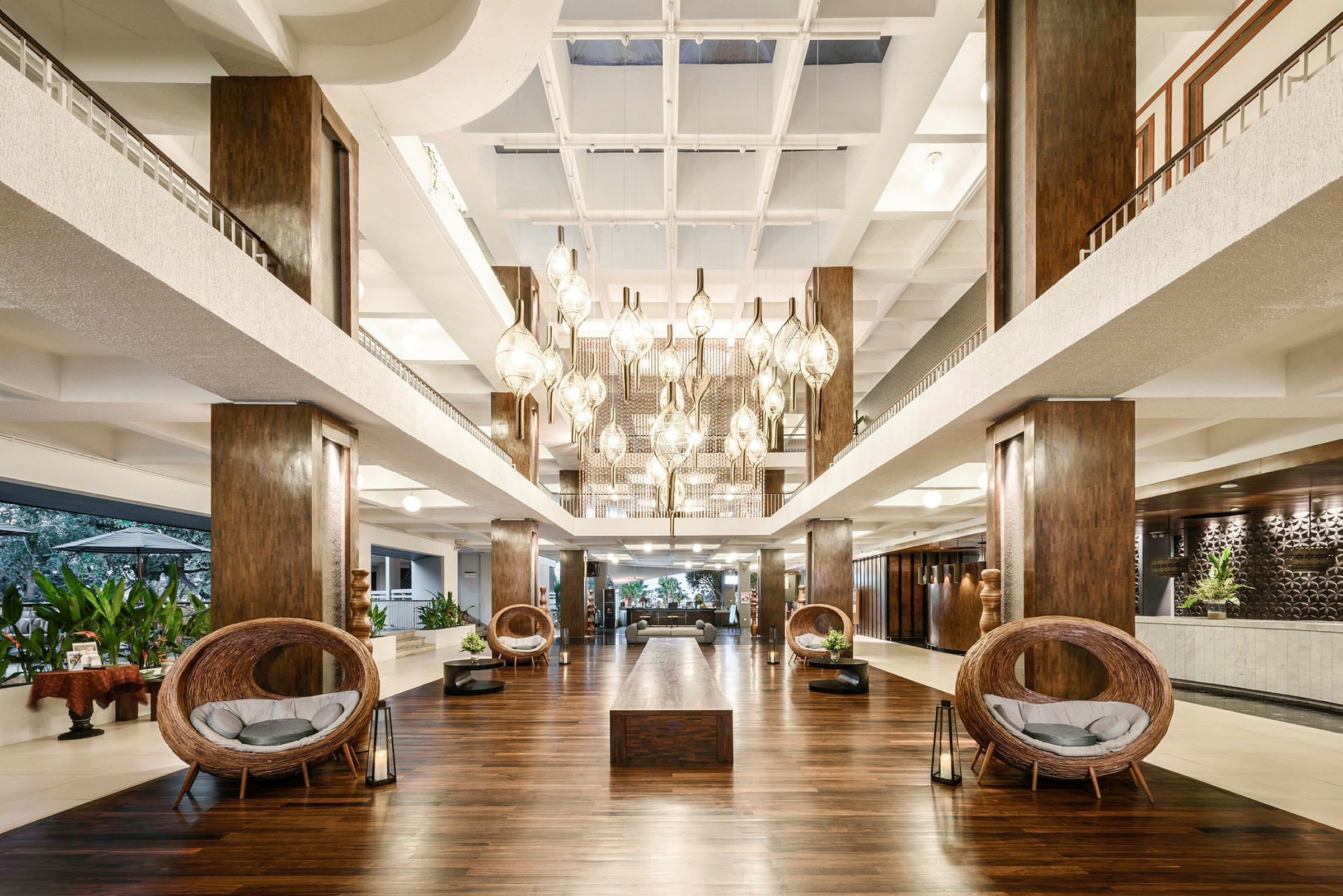 Et stort og elegant innredet hotellobbyområde med trepanel og komfortable sitteplasser. (AI-generert tekst)