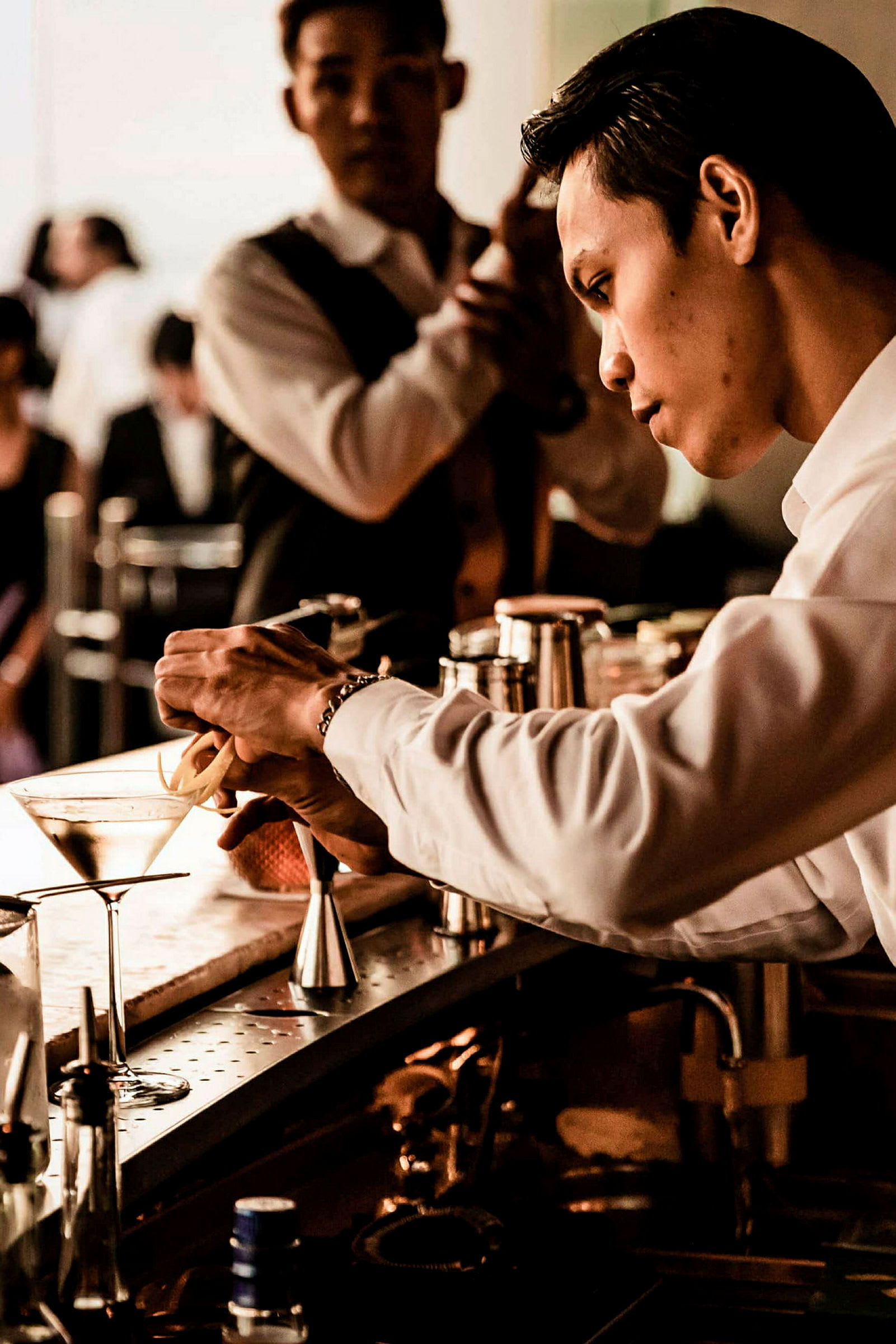 En bartender lager en cocktail på en bardisk. (AI-generert tekst)