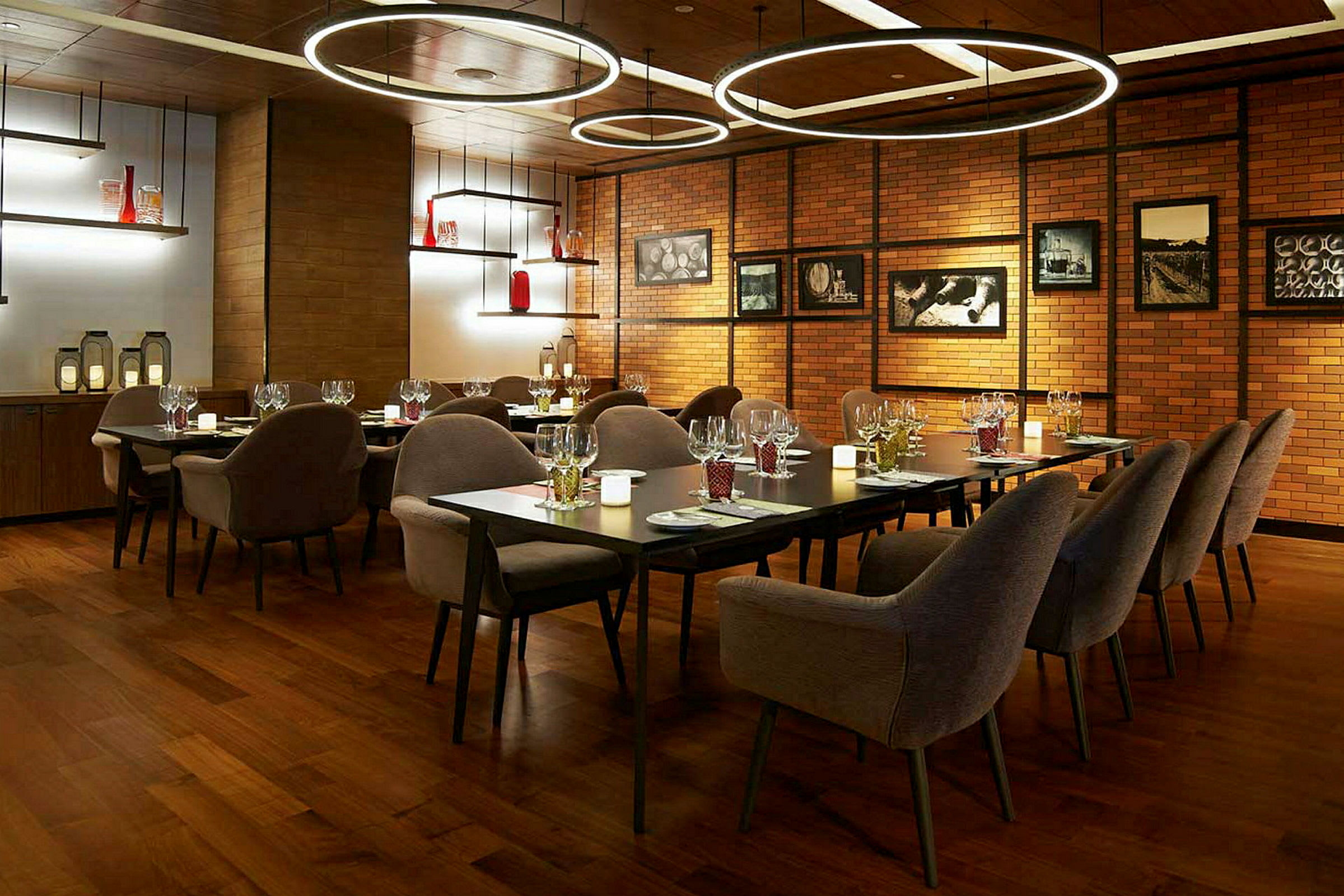Restaurant med langbord, dempet belysning og moderne interiør. (AI-generert tekst)