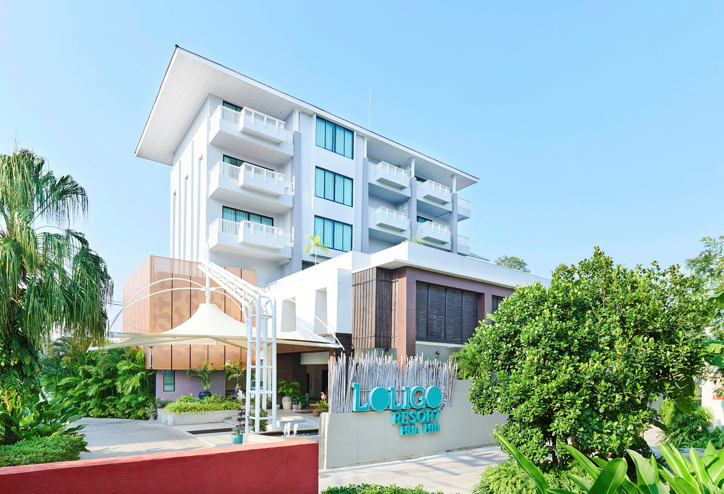 Bilde av Loligo Resort Hua Hin med grøntområder og blå himmel. (AI-generert tekst)