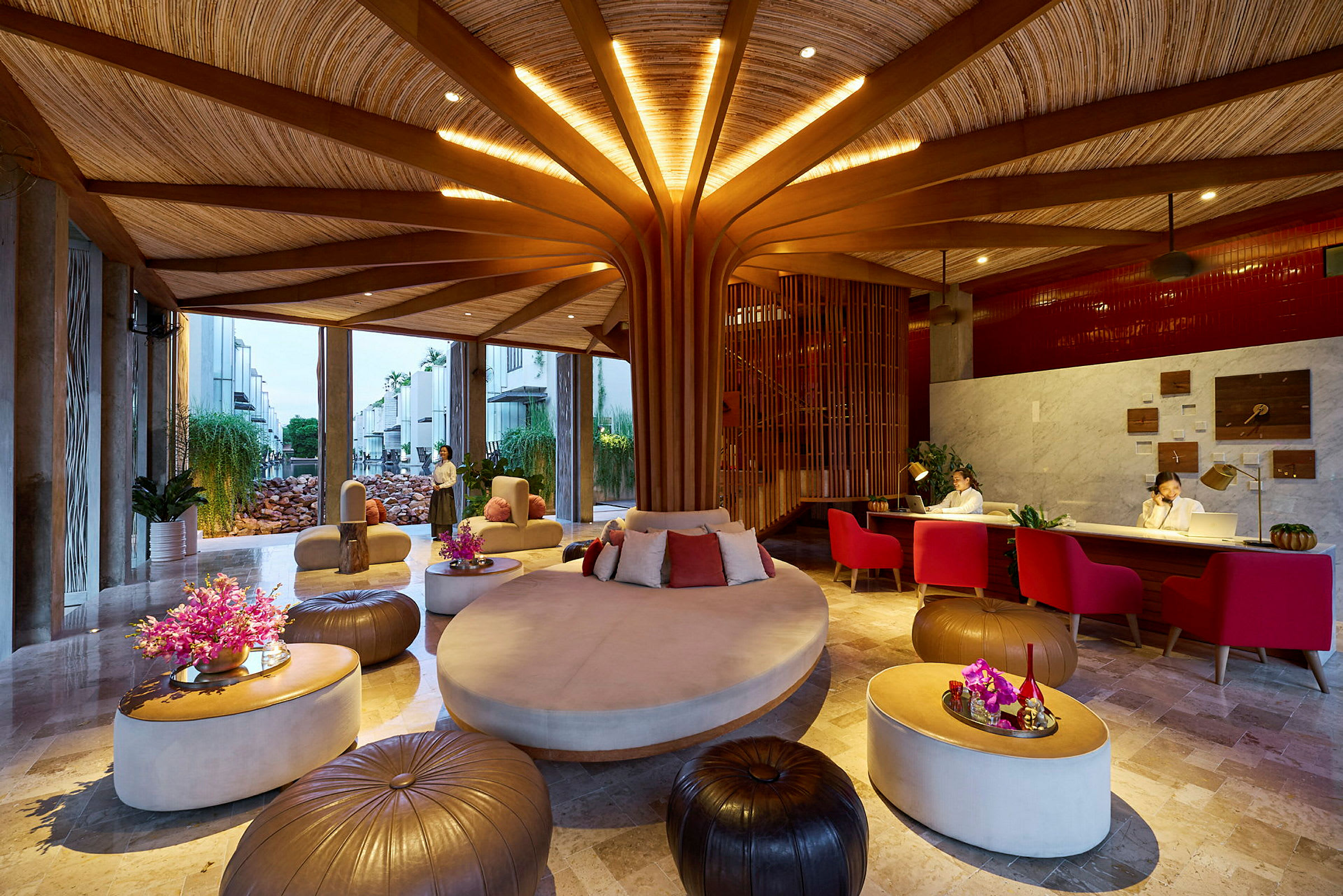 Moderne hotellobby med dekorative møbler og designelementer. (AI-generert tekst)