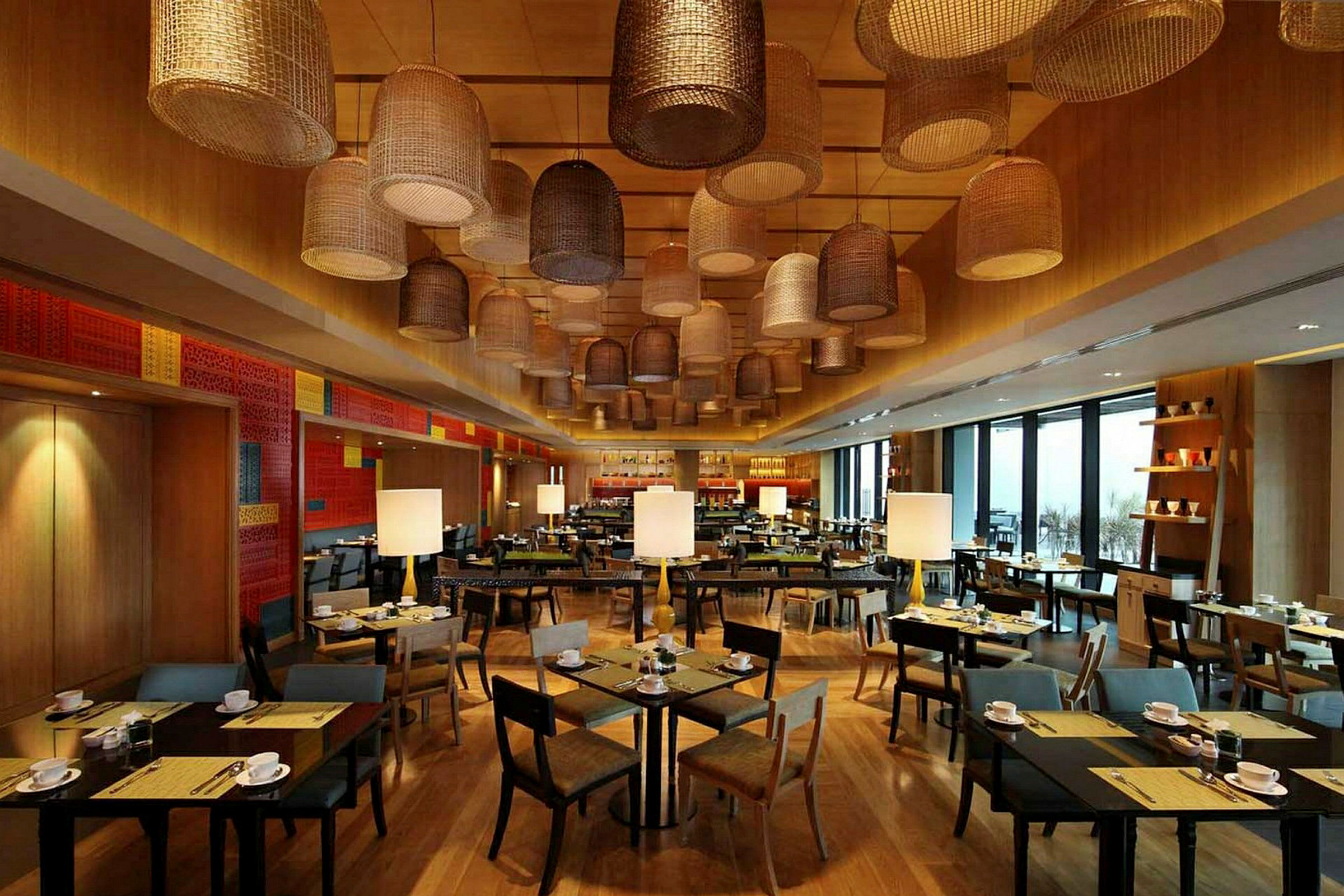 En restaurant med treinteriør, moderne bord og stoler samt dekorative taklamper i variert design. (AI-generert tekst)