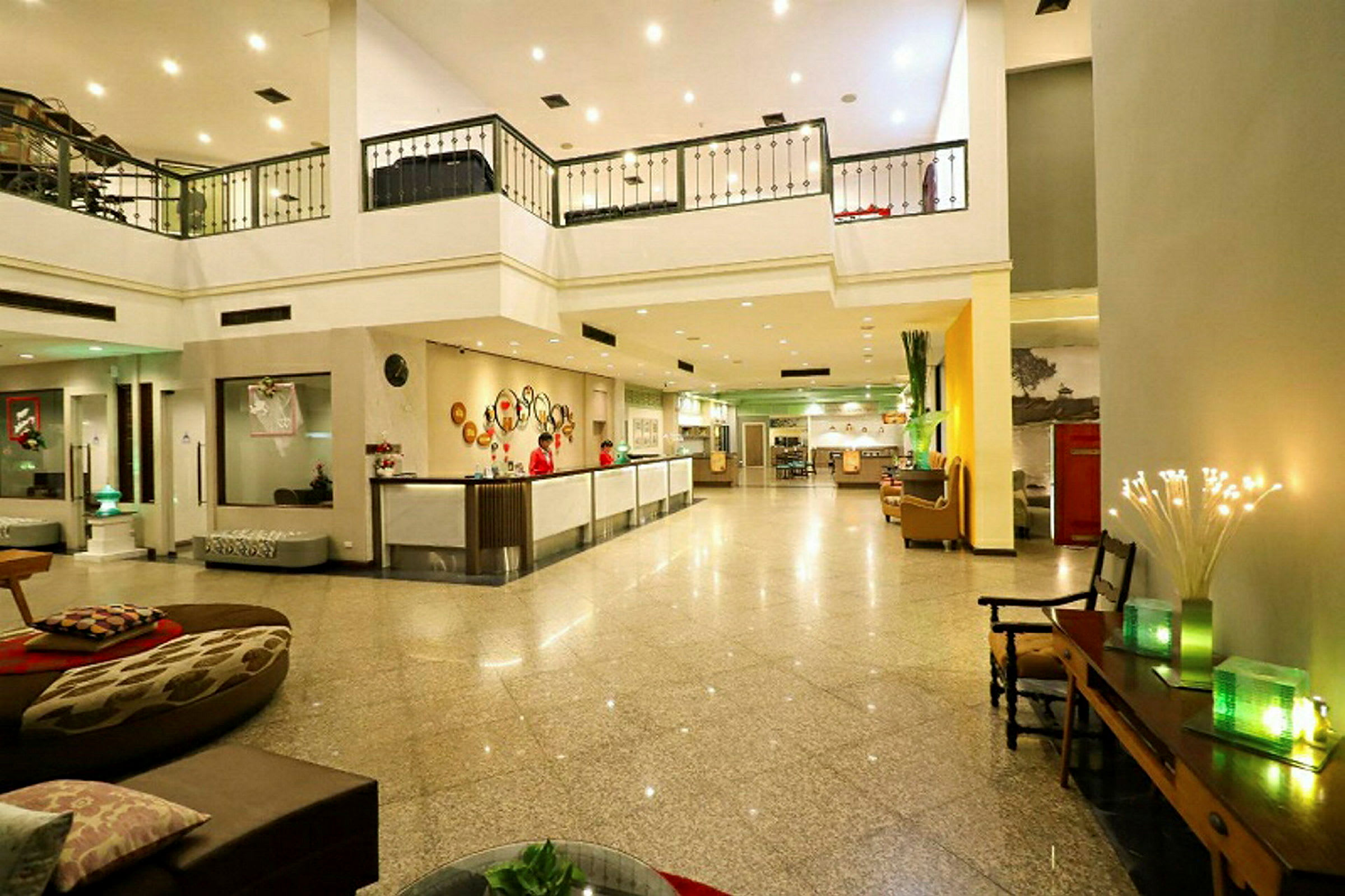 Bilde av en hotellobby med resepsjonsområde, sittemøbler og dekorasjoner. (AI-generert tekst)