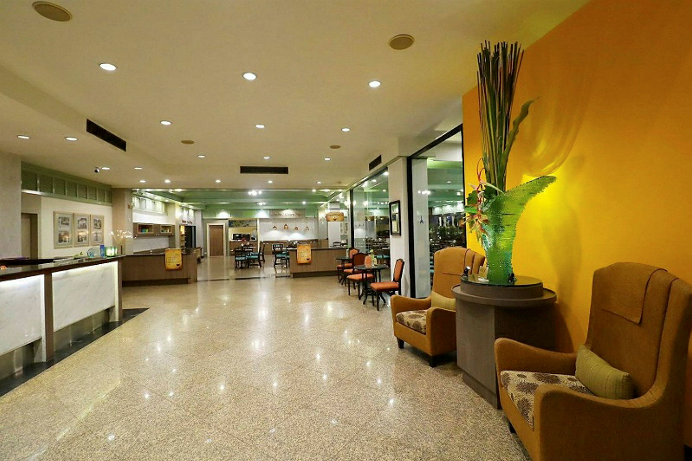 Et moderne hotellobbyområde med sitteplasser, resepsjon og dekorative elementer. (AI-generert tekst)