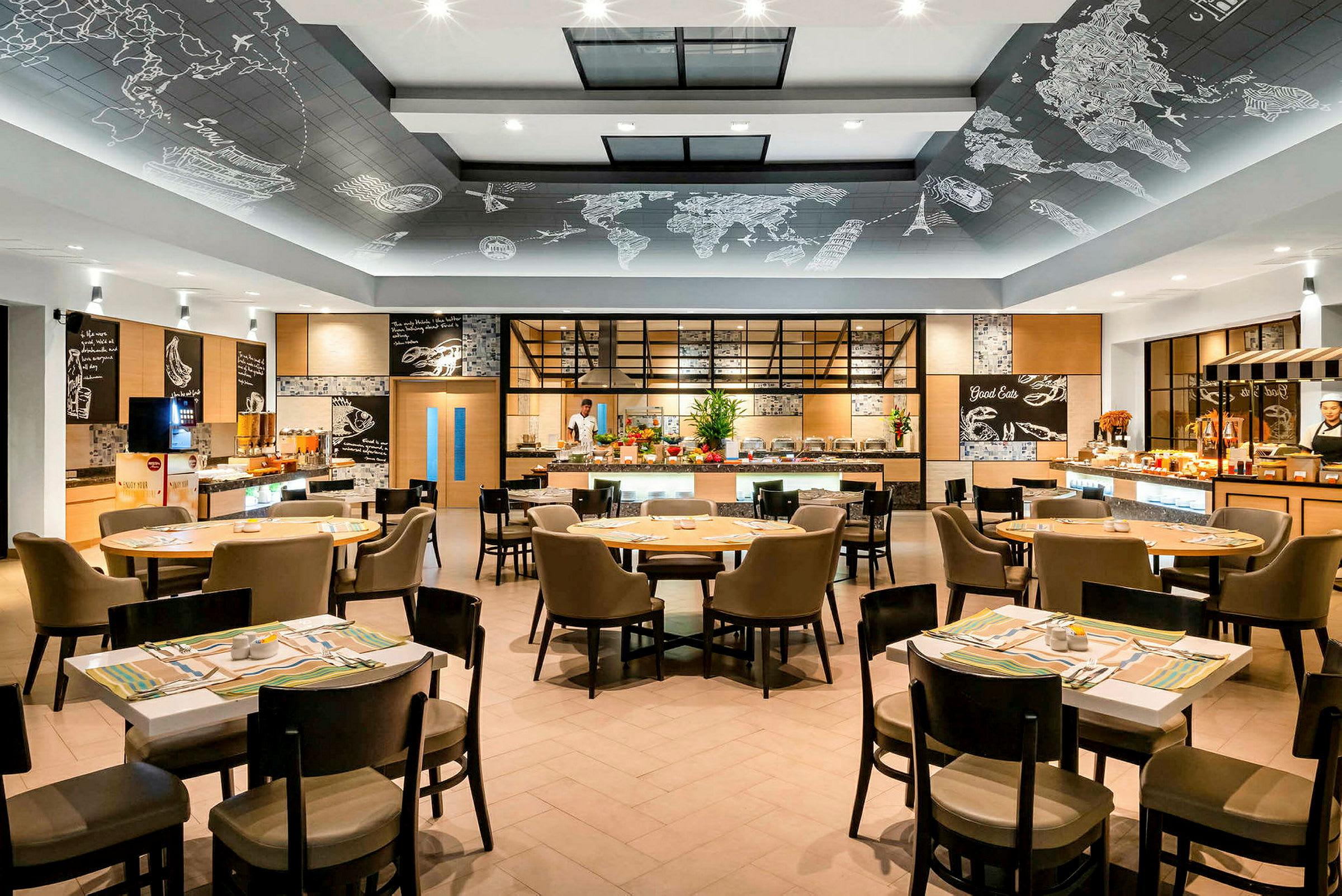 En moderne restaurantinnredning med bord og stoler, samt en serveringsbuffet i bakgrunnen. (AI-generert tekst)
