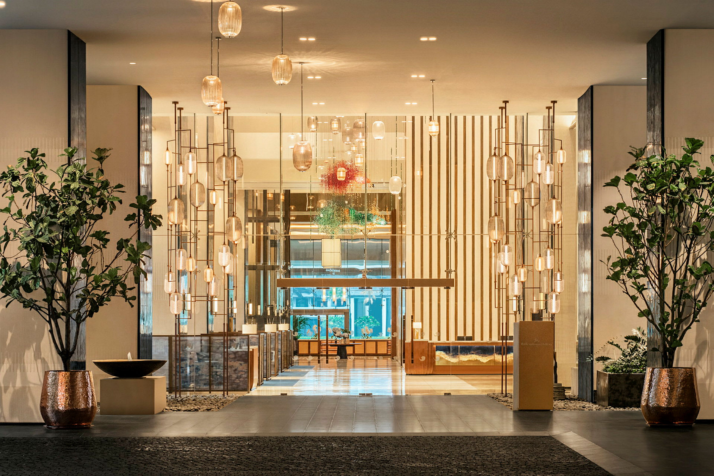Hotellobby med moderne interiør og elegante belysningsdetaljer. (AI-generert tekst)