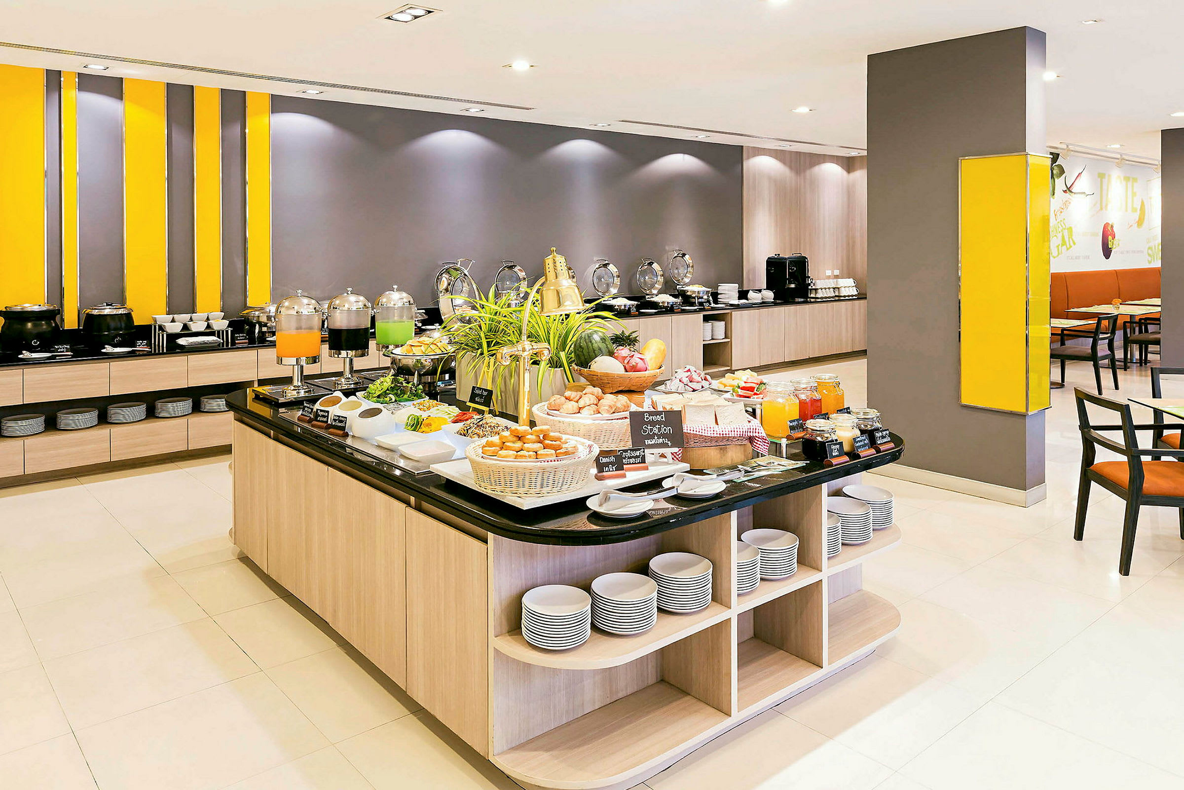 Et frokostbuffébord i en moderne spisesal. (AI-generert tekst)