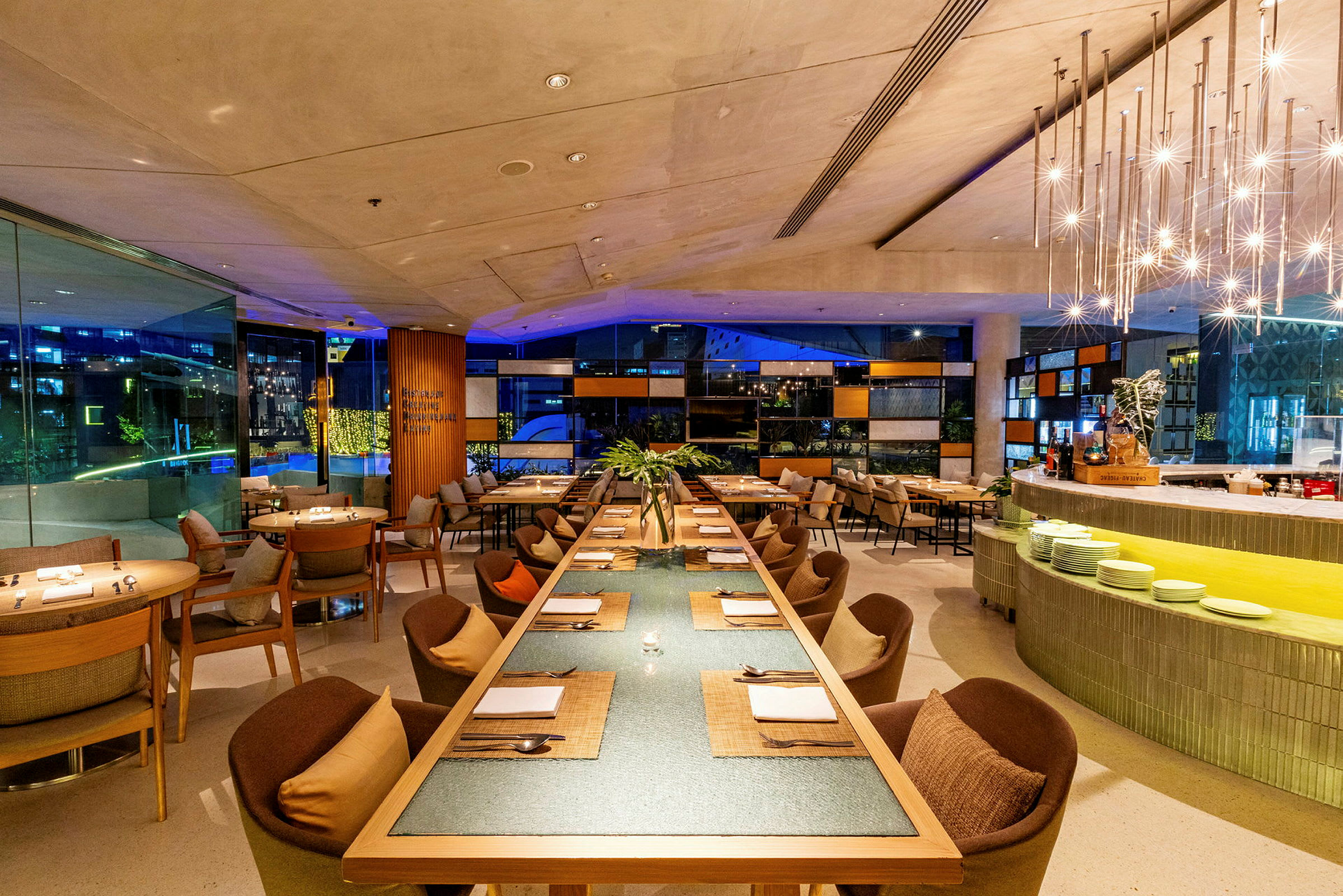 En restaurant med et moderne innredet spiserom og store glassflater. (AI-generert tekst)