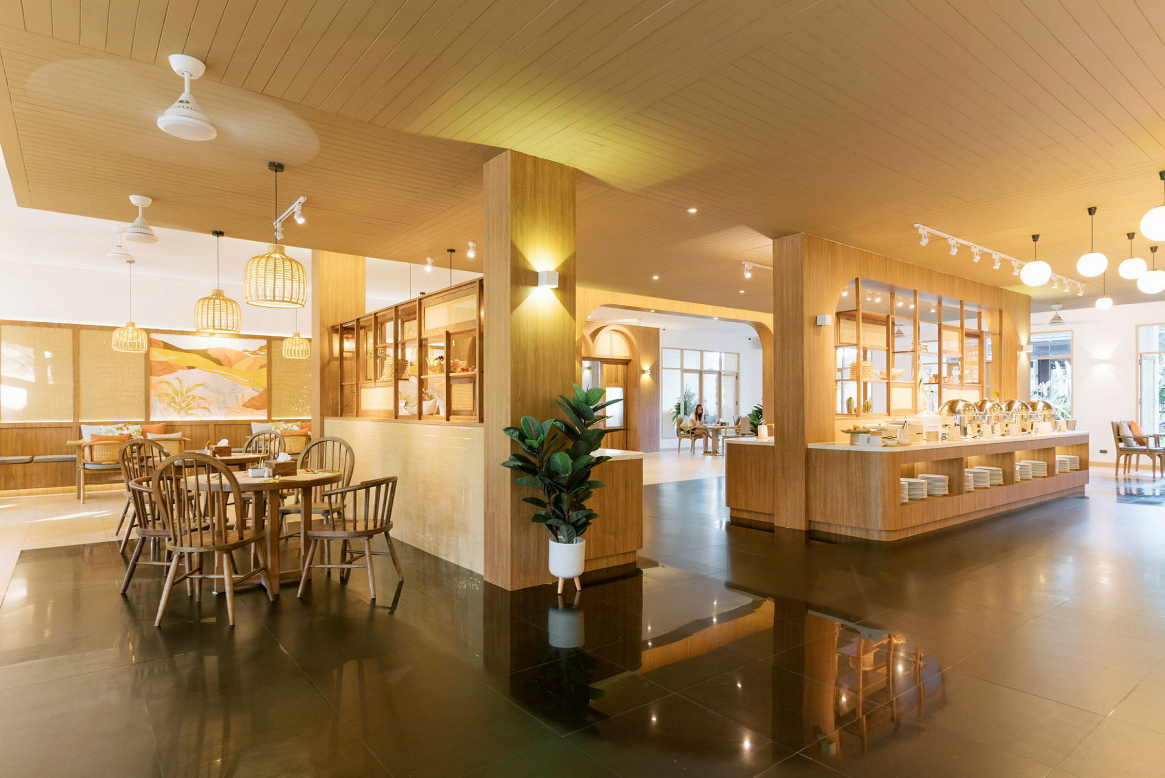 En moderne innredet restaurant med trematerialer og lys belysning. (AI-generert tekst)