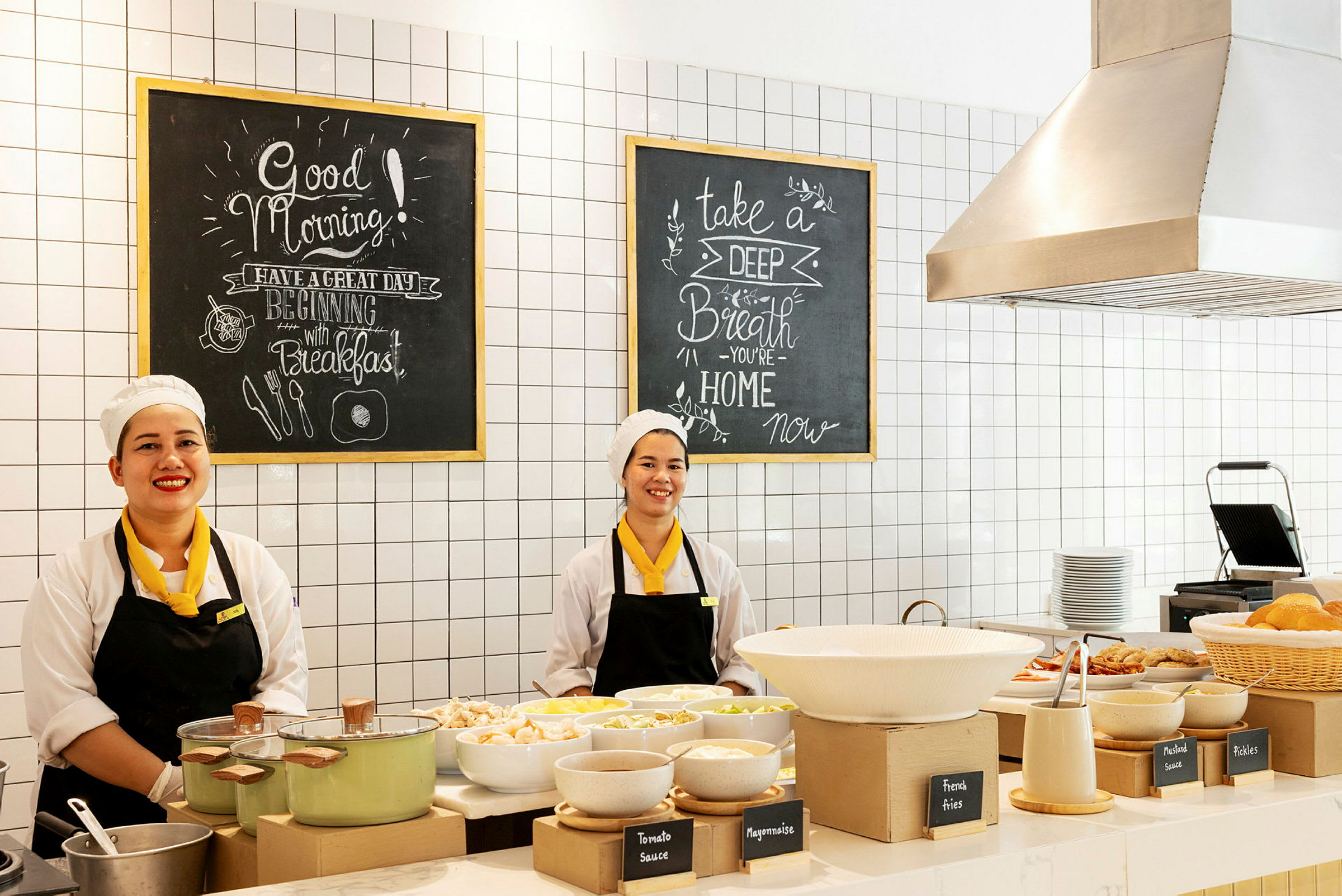 Frokostbuffé med forskjellige matalternativer og dekorative tavler. (AI-generert tekst)