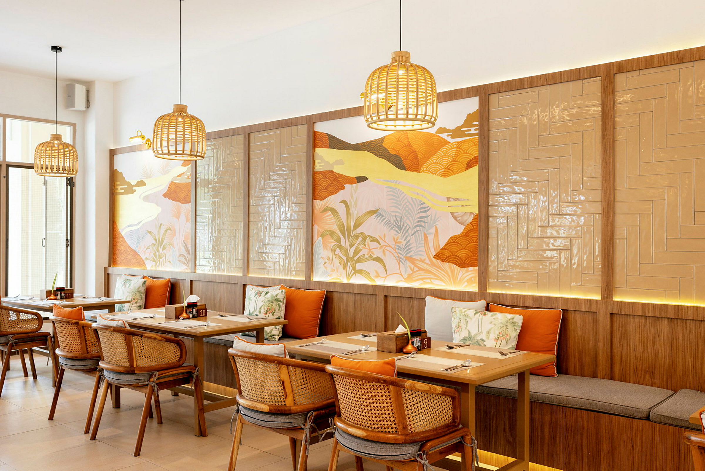 Restaurant med bord og stoler, kunstnerisk veggdekor i oransje toner. (AI-generert tekst)