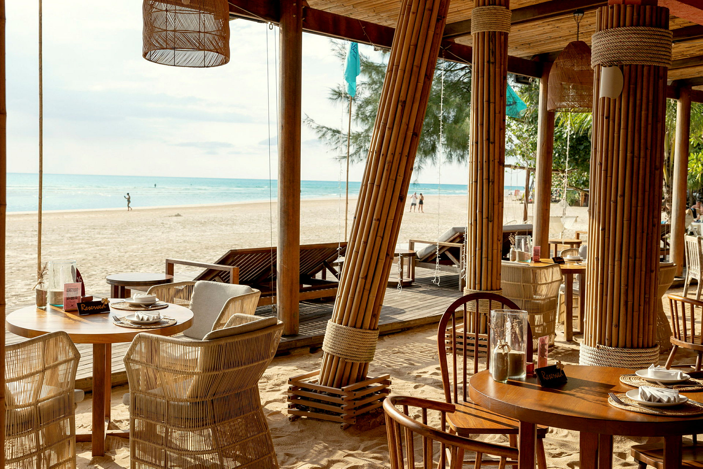 Innredning av en restaurant ved stranden med utsikt over havet. (AI-generert tekst)