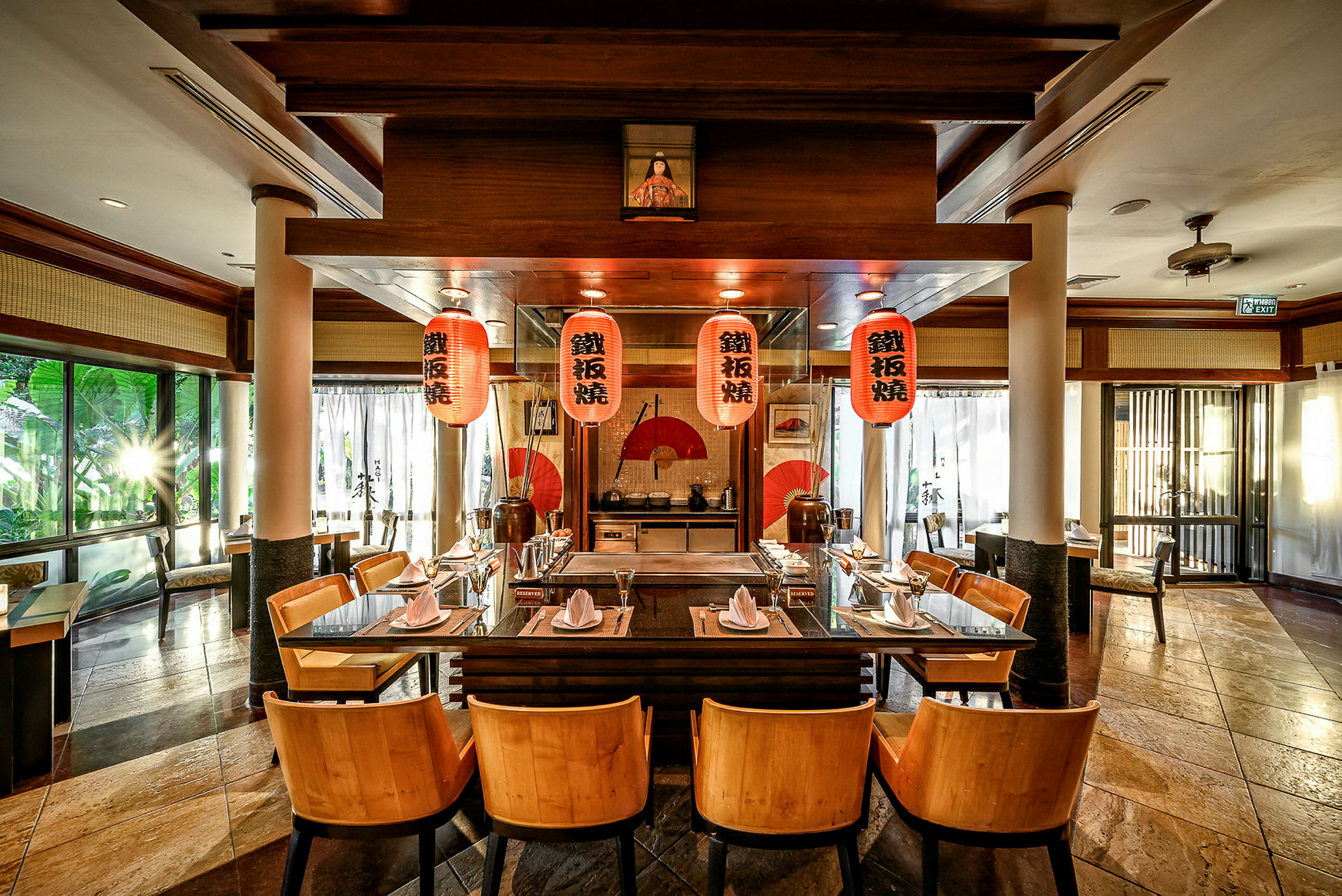 Bilde av en restaurant med japansk innredning og sitteplasser rundt et teppanyaki-bord. (AI-generert tekst)