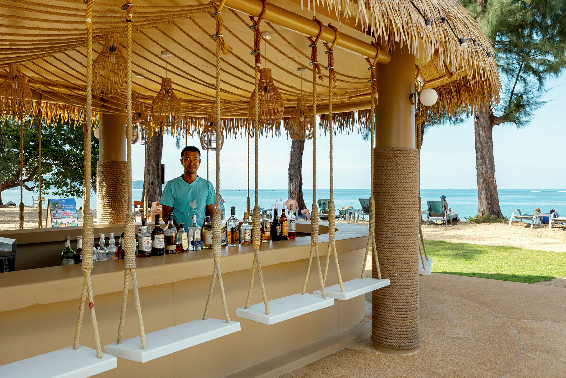Strandbar med installert huske. (AI-generert tekst)
