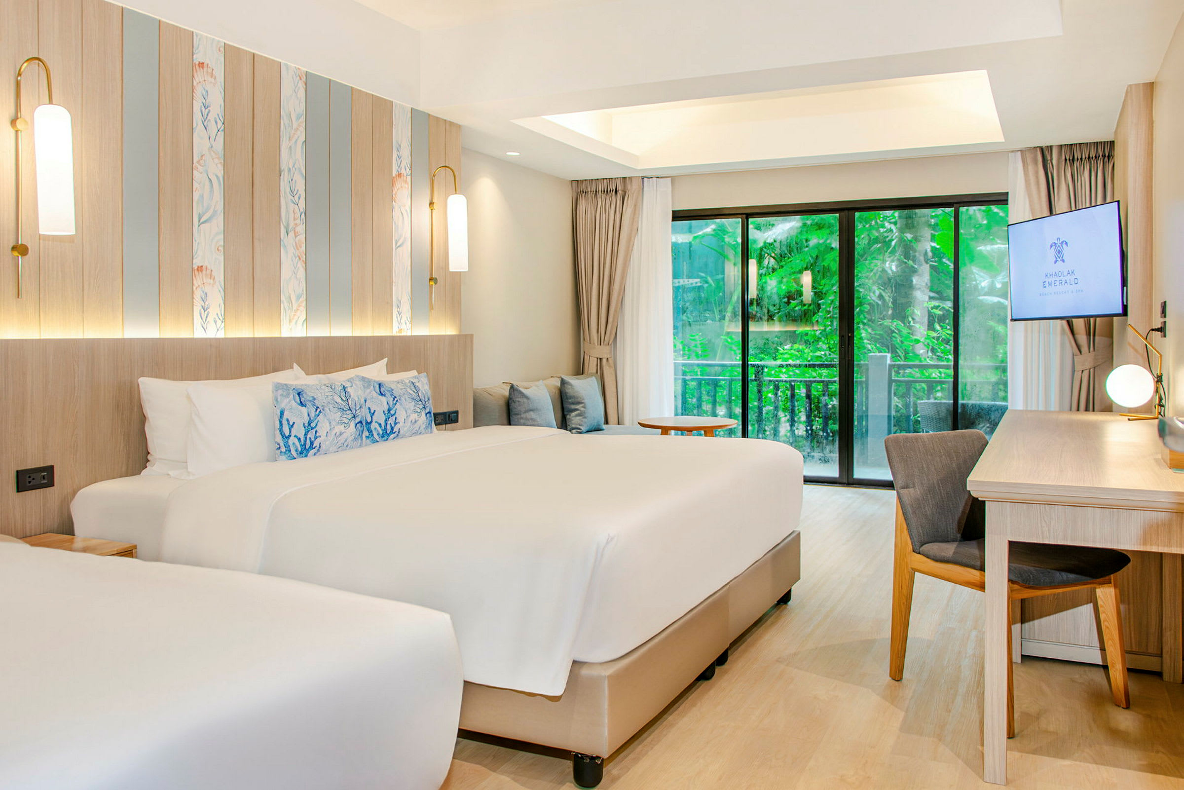 Et moderne hotellrom med to senger, skrivebord og skyvedører mot en frodig utsikt. (AI-generert tekst)