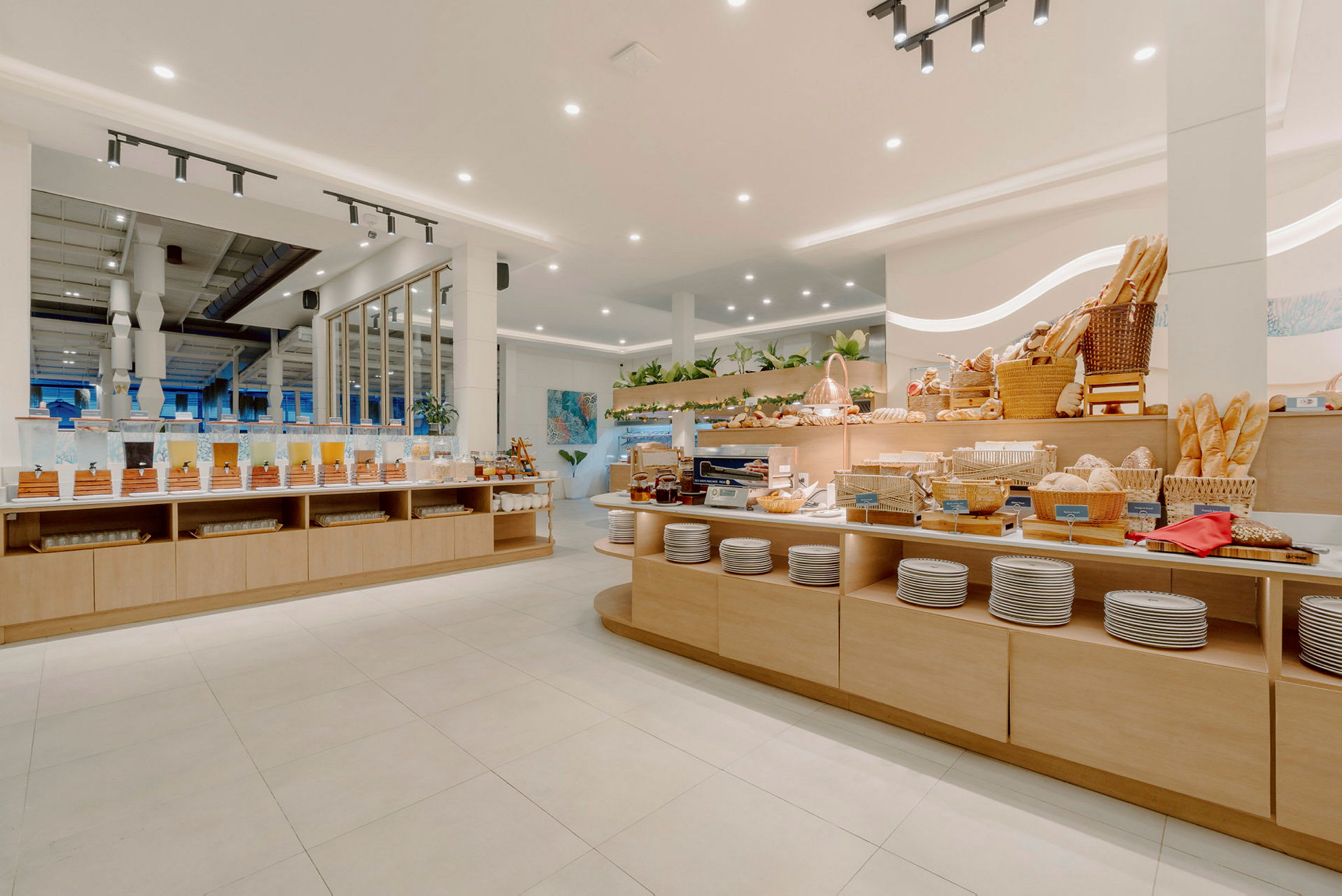 En moderne bufféoppsett i et lyst miljø, med tallerkener og en mengde mat tilgjengelig. (AI-generert tekst)