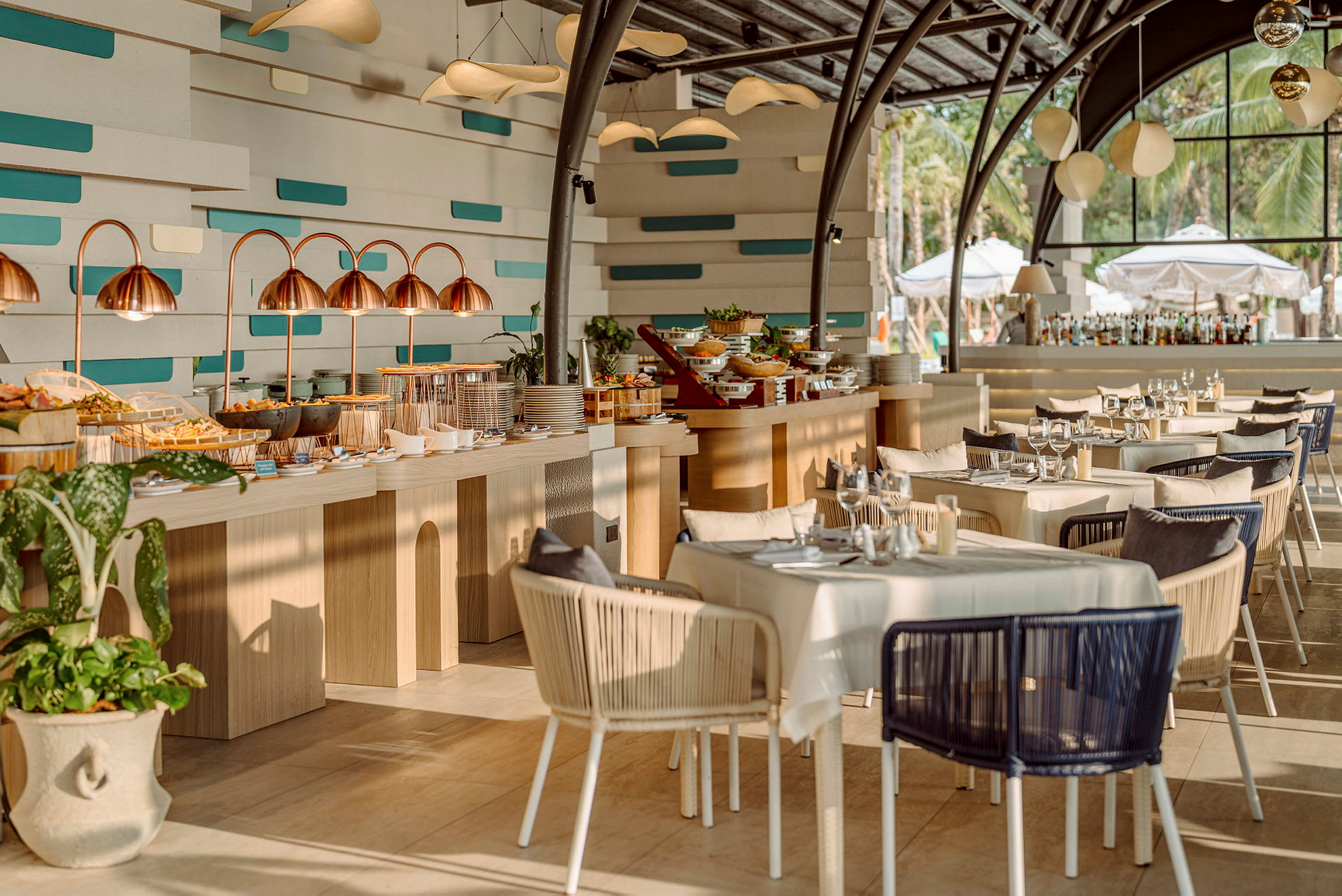 En elegant restaurant med dekkede bord, buffé og moderne belysning. (AI-generert tekst)
