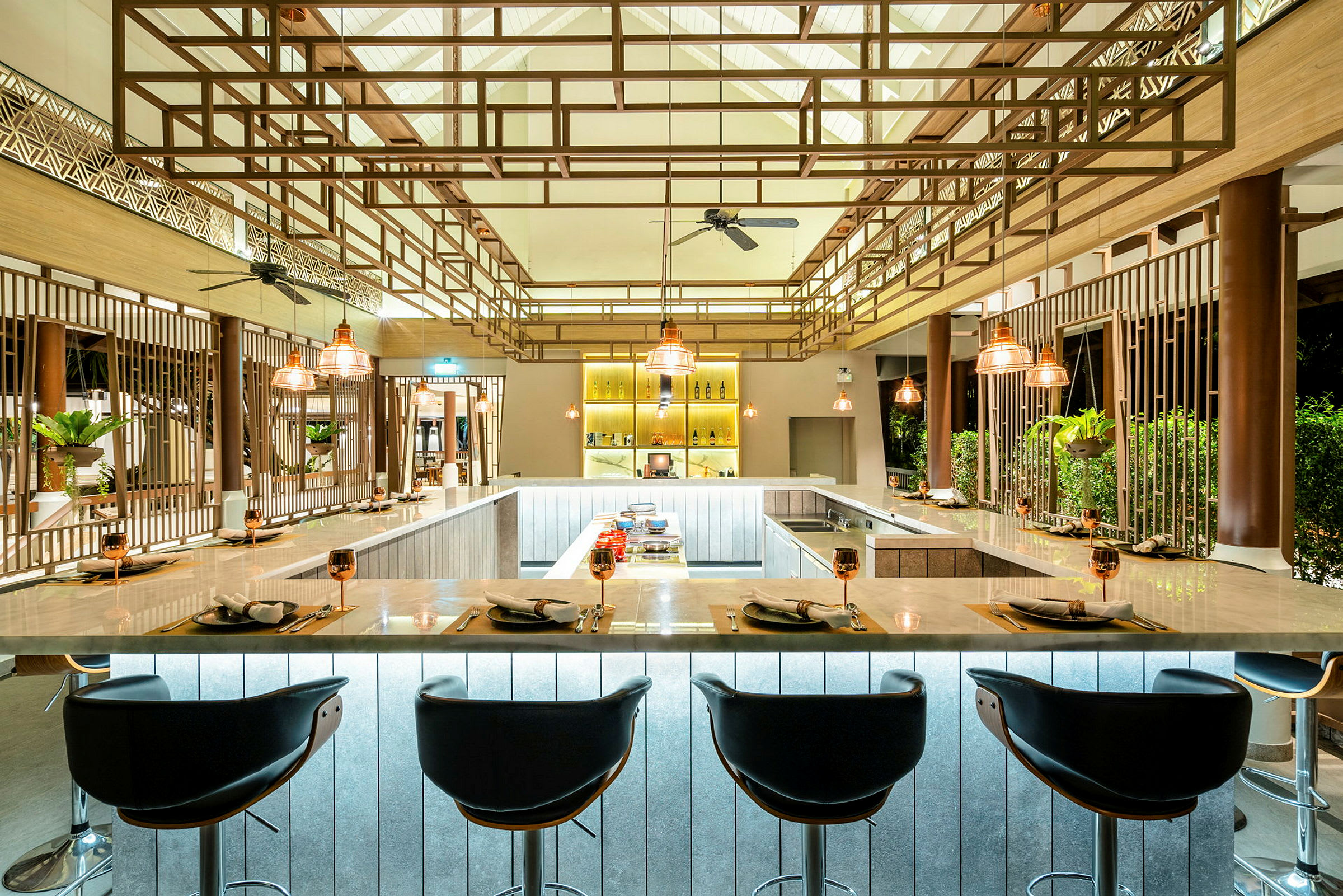 En moderne og elegant innredet restaurant eller bar med marmorbord og dekorativ belysning. (AI-generert tekst)
