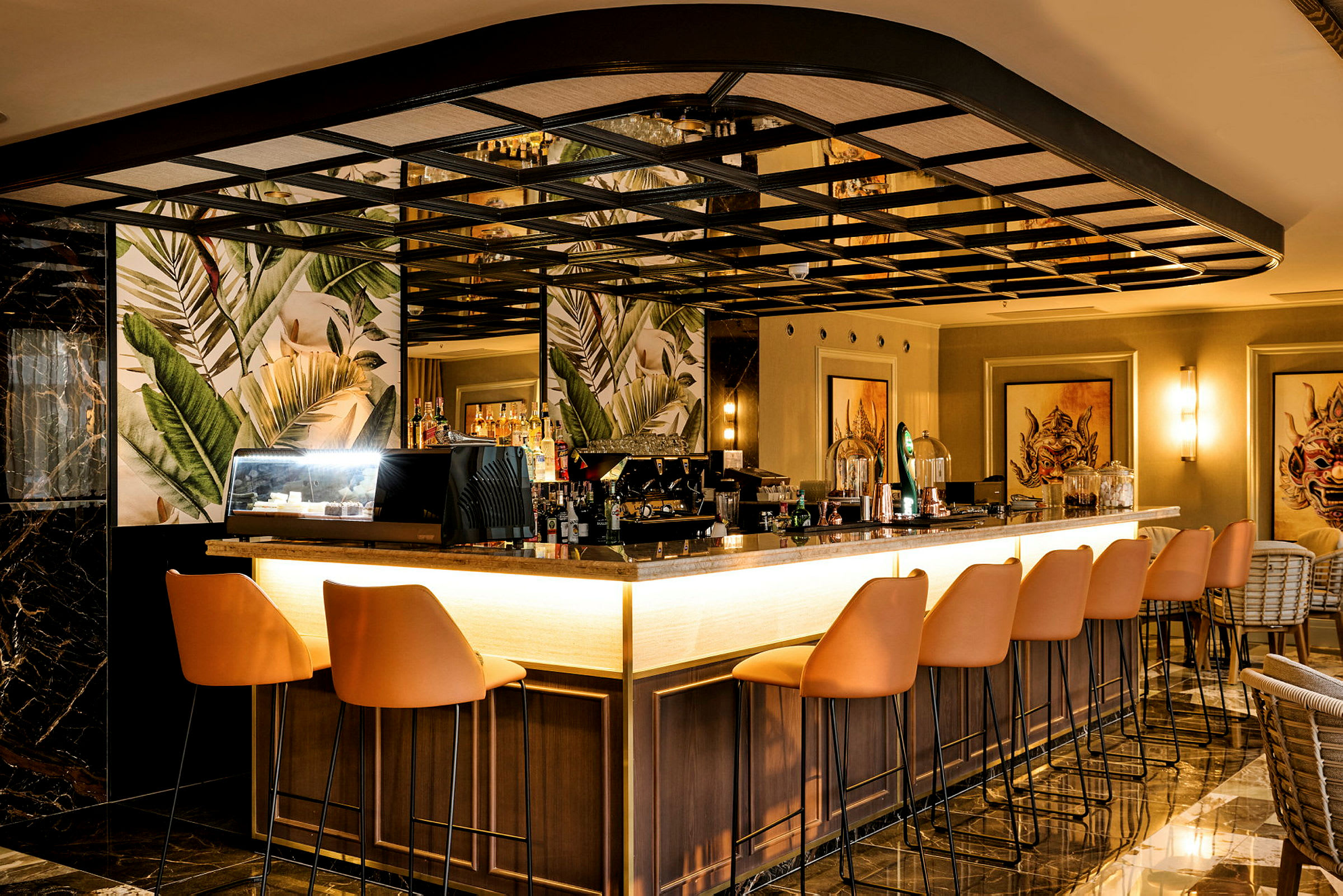 En elegant bar med sitteplasser og eksotiske mønstre på veggene. (AI-generert tekst)