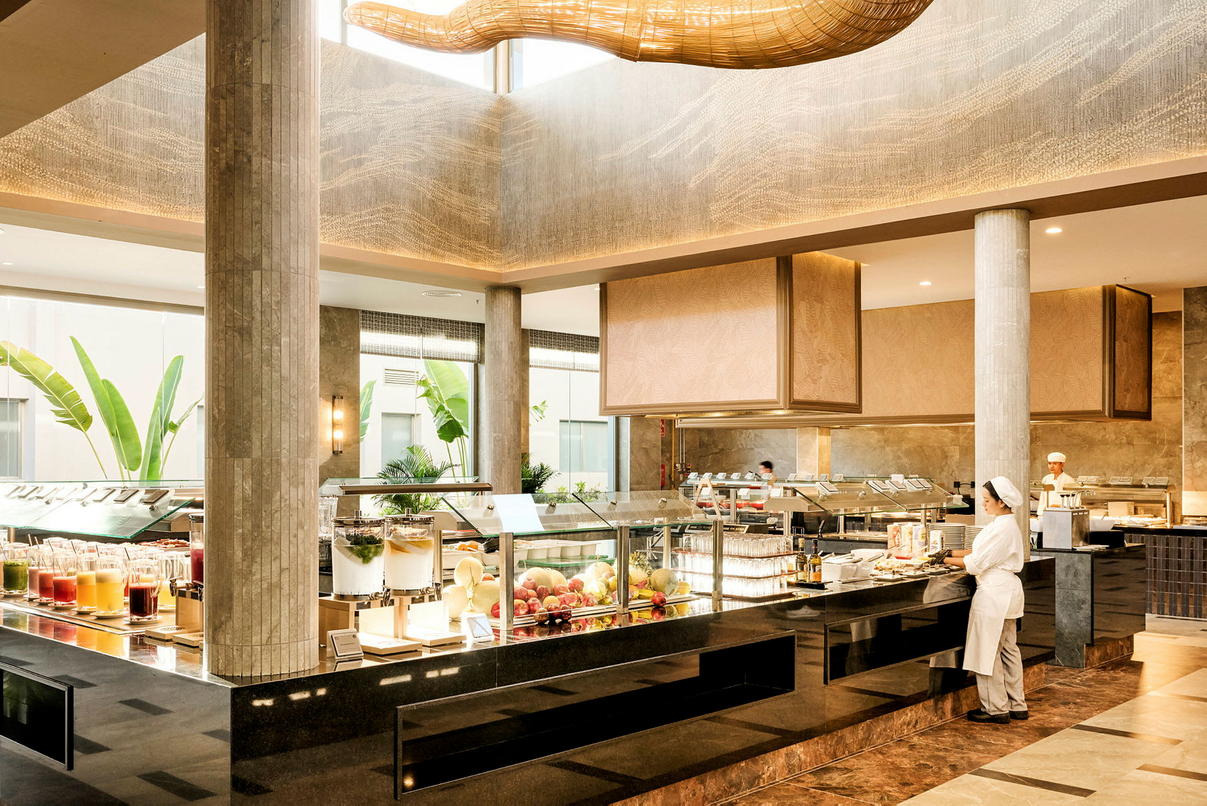 Et moderne restaurantområde med en buffet med ulike retter og drikkevarer. (AI-generert tekst)