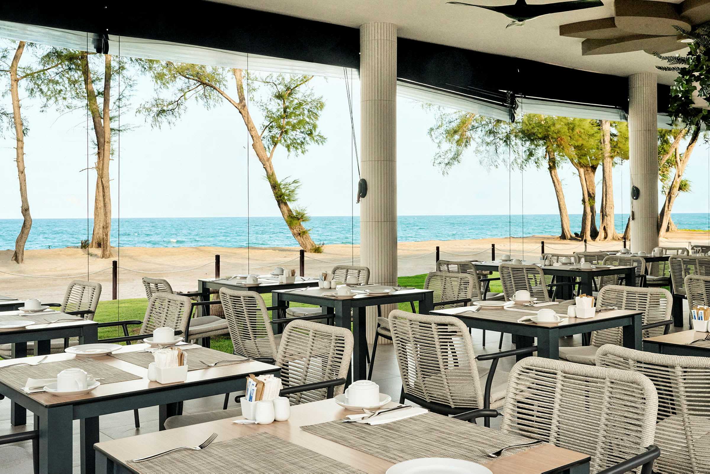 Restaurant med utendørsservering og havutsikt. (AI-generert tekst)