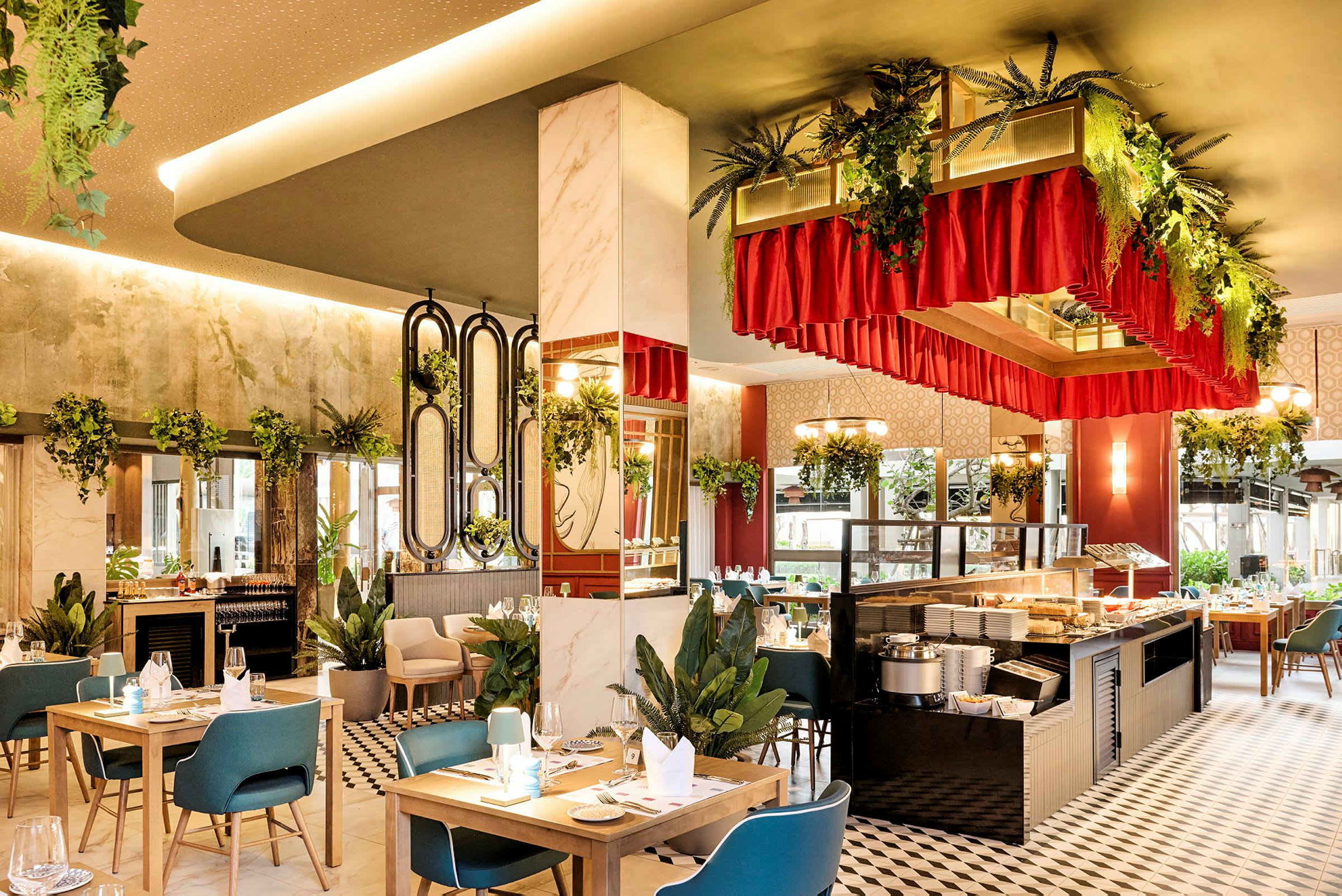 Interiør av en restaurant med tremøbler, røde dekorative gardiner og grønne planter. (AI-generert tekst)