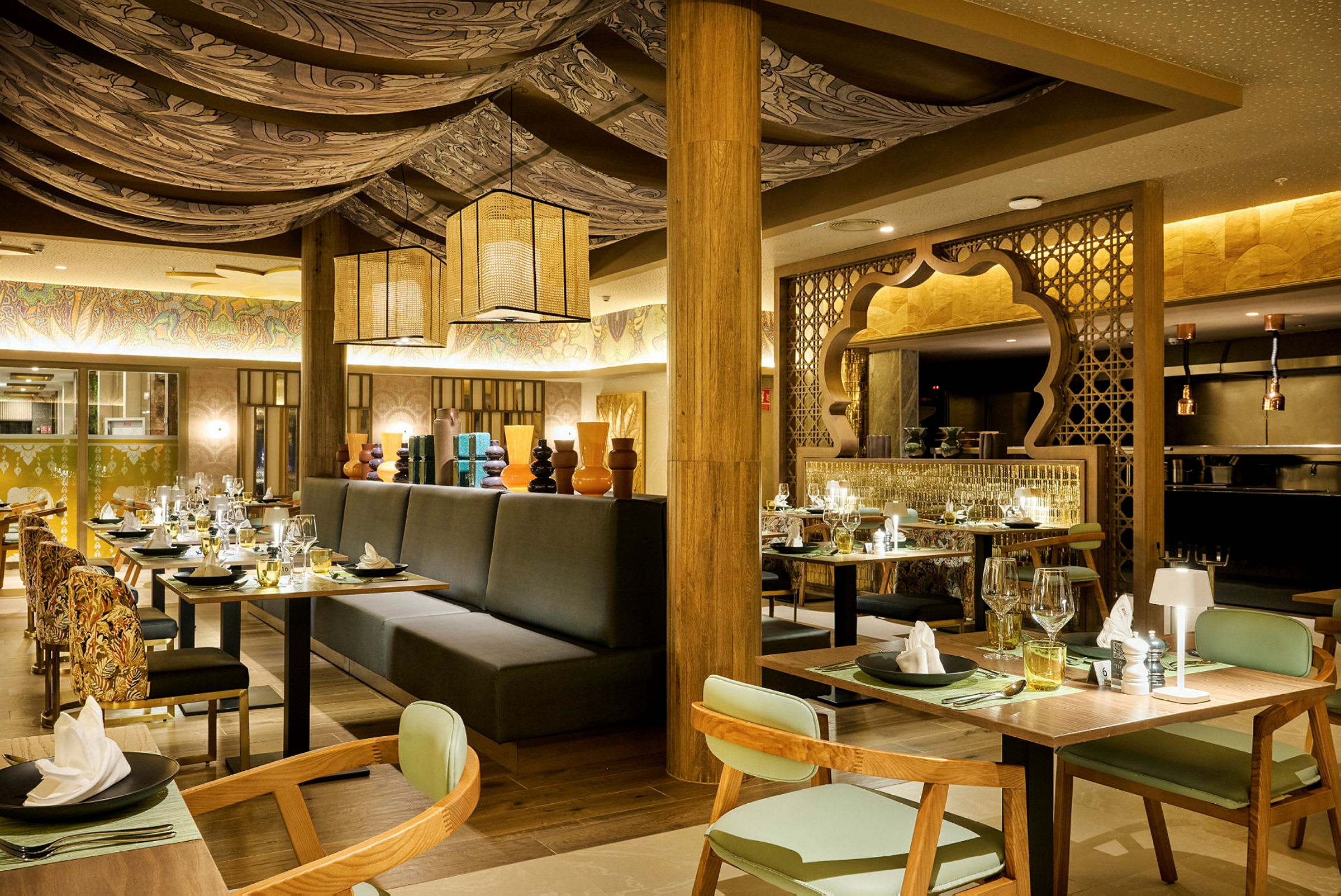 En restaurantinnredning med elegant design, bord og stoler plassert i et godt opplyst rom. (AI-generert tekst)