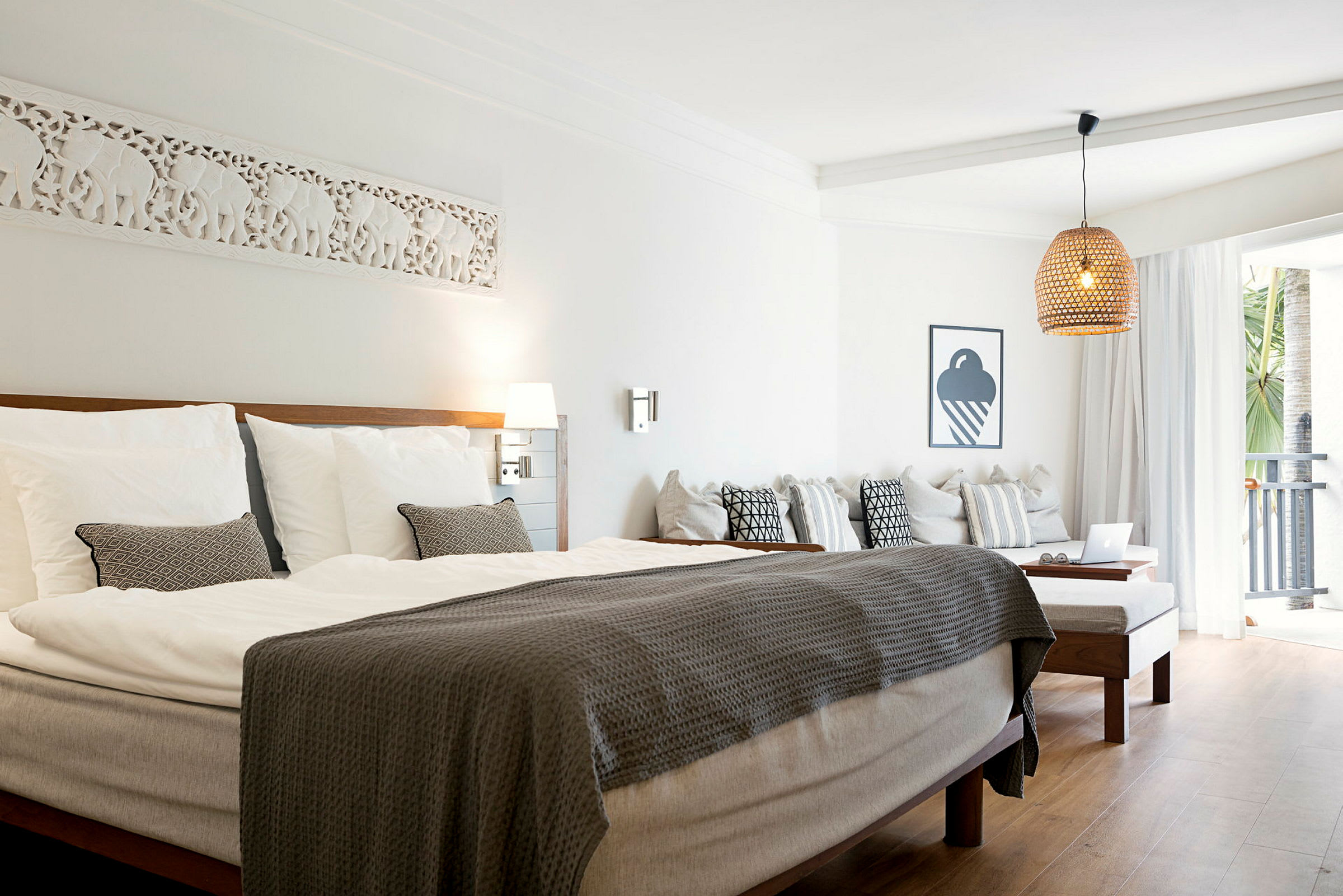 Et hotellrom med en stor seng og moderne interiør. (AI-generert tekst)