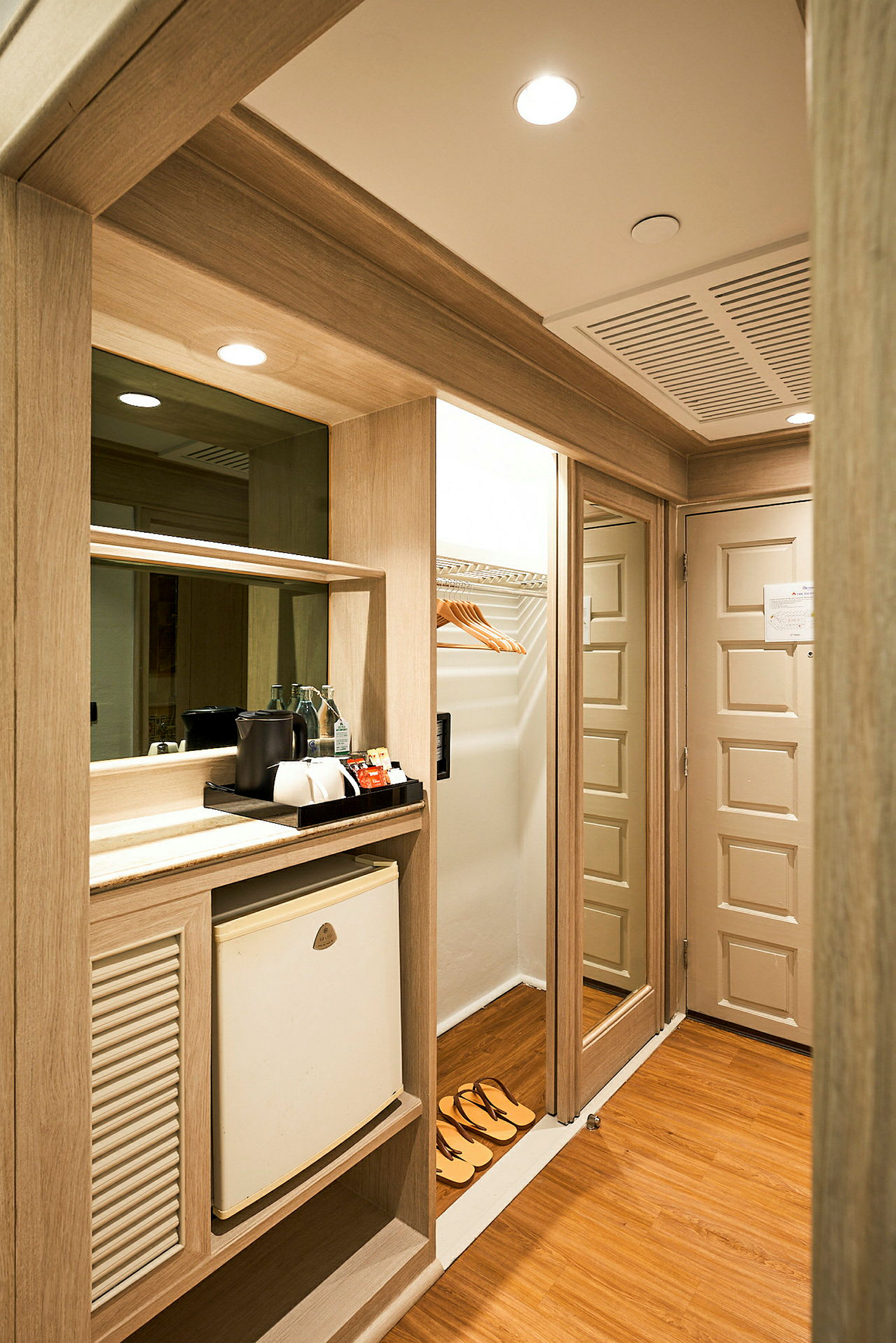 Hotellrom med minibar, garderobe og bad. (AI-generert tekst)