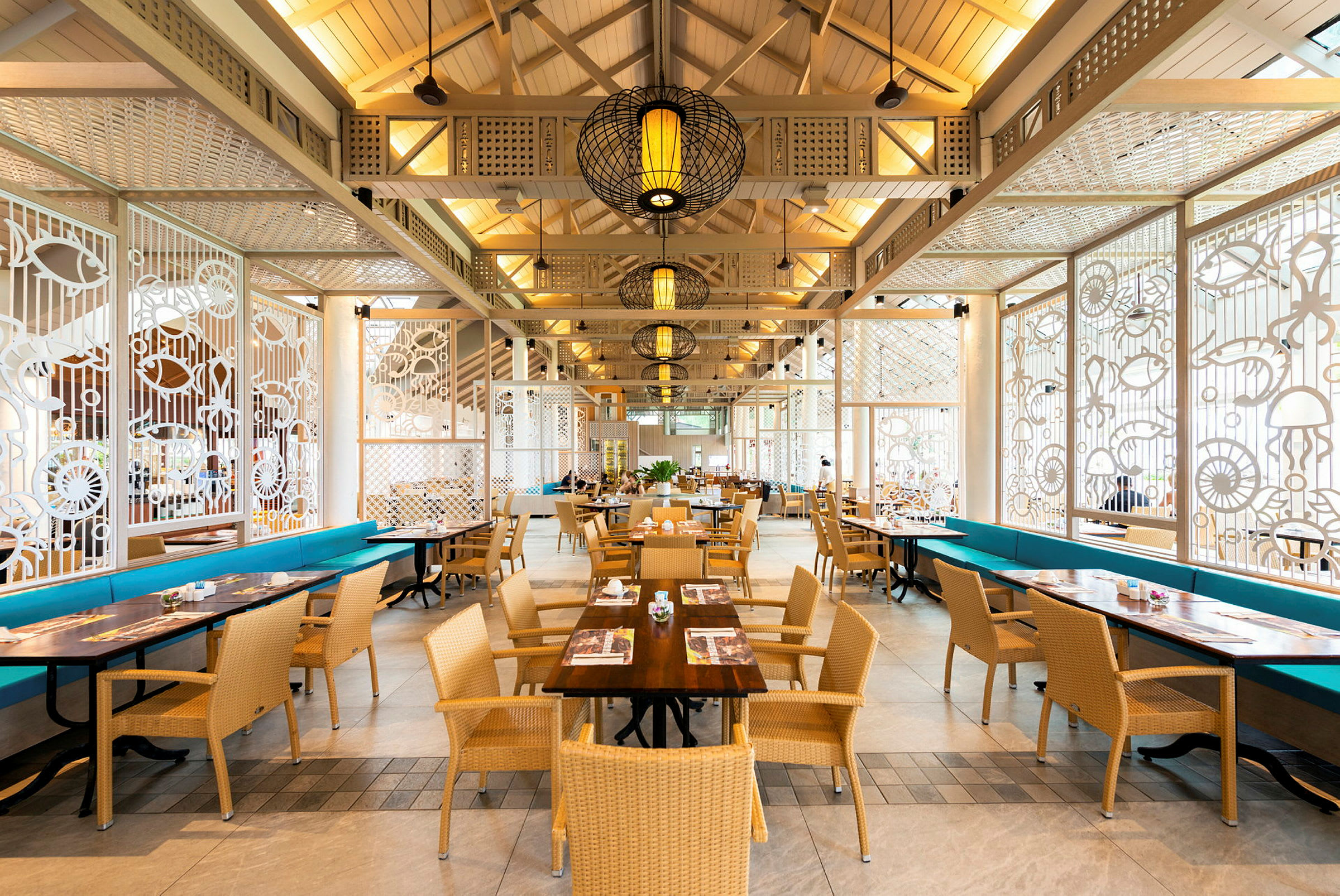 Bilde av en romslig restaurant med lys innredning, sitteplasser og dekorative veggpaneler. (AI-generert tekst)